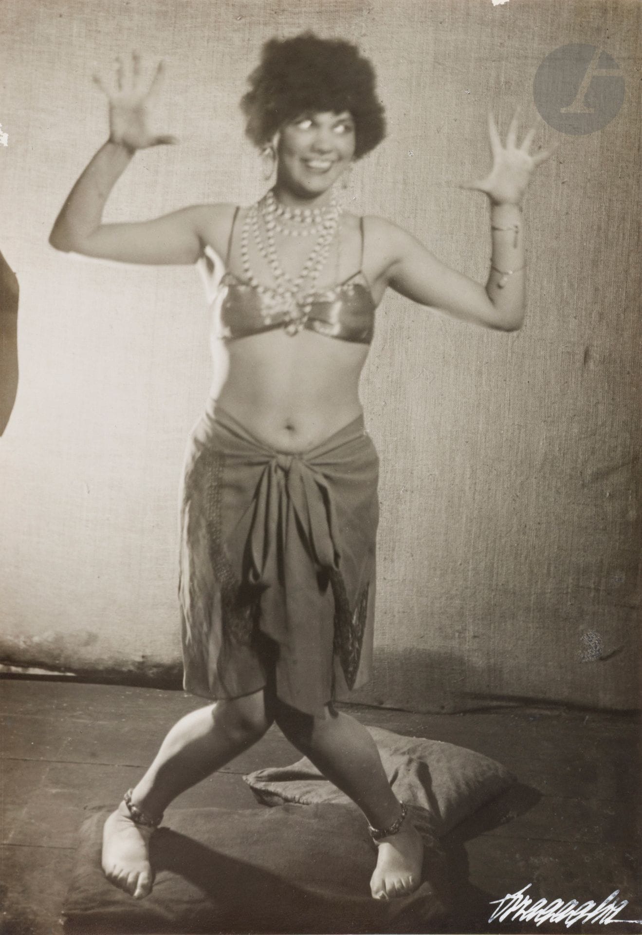 Arturo Bragaglia (1893-1962)
Claretta Farinati, c. 1928.
Épreuve argentique d’époque, signée à l’encre sur l’image en bas à droite. Tampon « Bragaglia - Fotoritratti - D’Arte » et annotations au verso.
23,3 x 16 cm

Arturo Bragaglia était le photographe attitré du Teatro degli Indipendenti de 1922 à 1928.