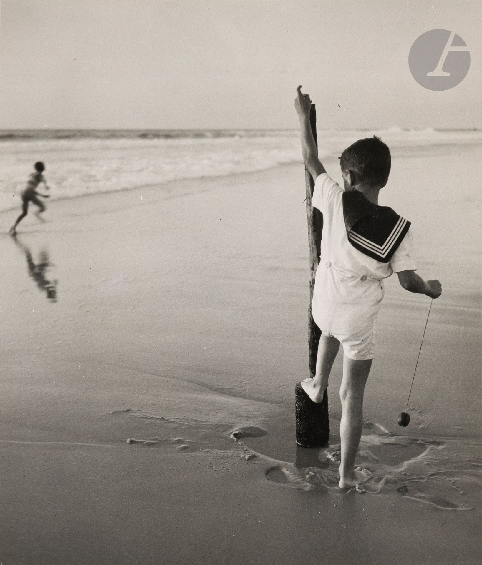 Jean Moral (1906-1999)
Enfant sur une plage. Lacanau, c. 1930. 
Épreuve argentique d’époque, contrecollée sur carton, signée au crayon sur le montage en bas à droite. Tampon « Jean Moral - Paris » et numéro de négatif au verso du montage. 
26 x 22,3 cm 

Provenance : 
Brigitte Moral, fille de Jean Moral.