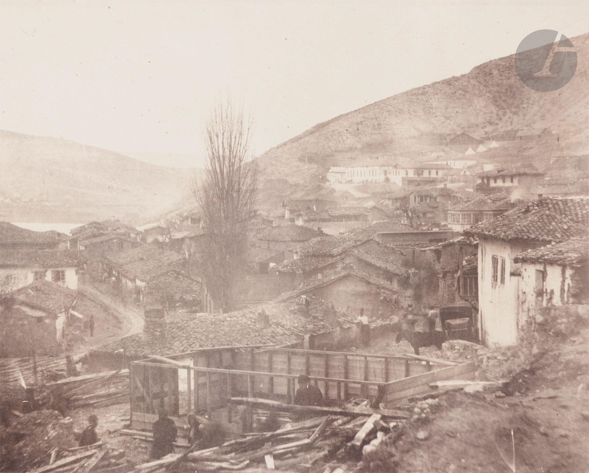 Roger Fenton (1819-1869)
Guerre de Crimée, 1855- 1856.
The railway street at Balaklava. 
General view of Balaklava. 
The Town of Balaklava. 
Trois (3) épreuves sur papier salé, d’après négatifs verre au collodion, contrecollées sur cartons d’éditeur (T. Agnew & Sons). Crédit du photographe, légendes et dates imprimés sur les montages en bas. Annotations aux versos des montages. 
20 x 25,5 et 28 x 26 et 27,7 x 36 cm
