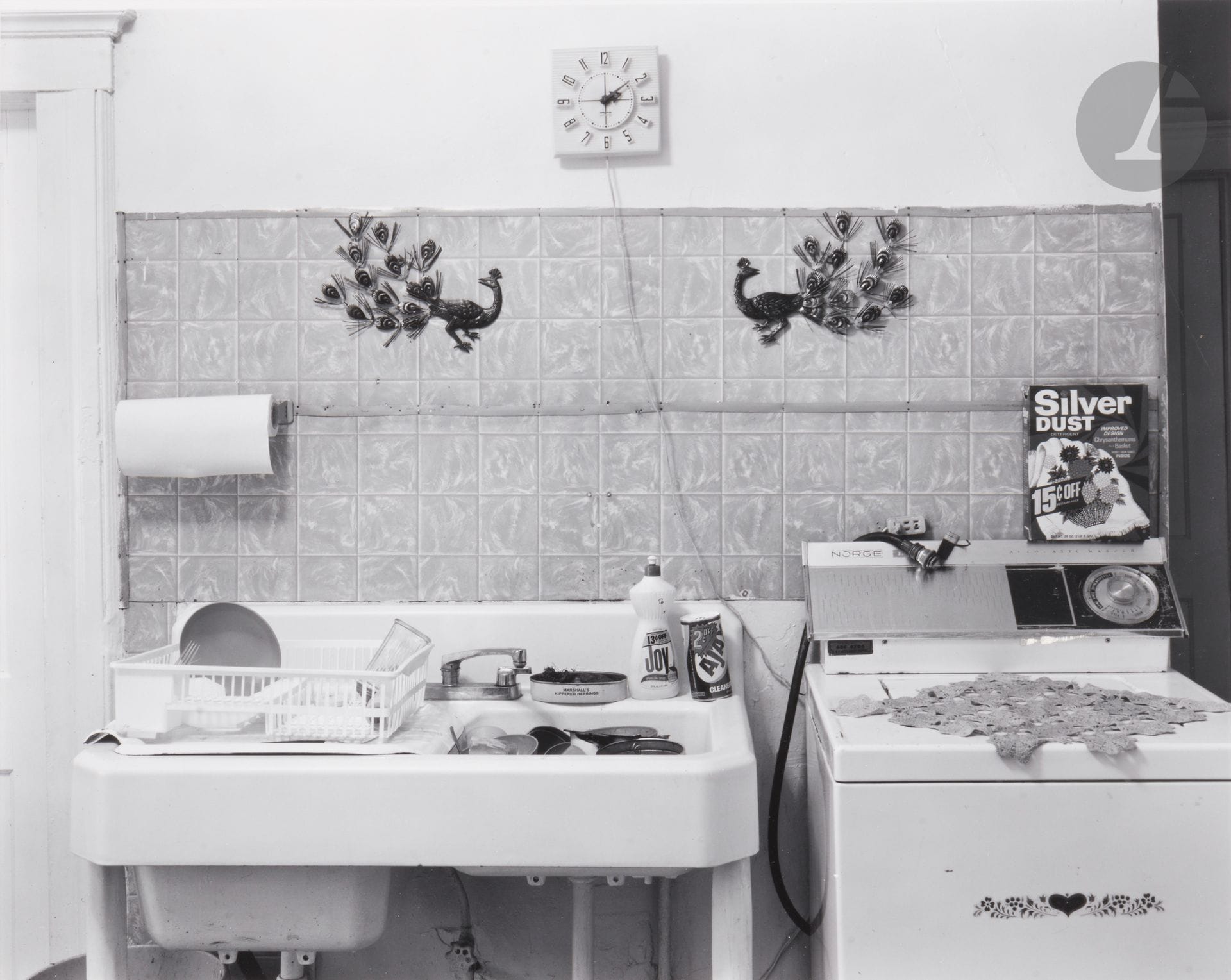 George Tice (1938-2025)
Paterson, New Jersey, 1968.
Kitchen. Joe’s Barber Shop. Courthouse. Statue of Alexander Hamilton at the Passaic Falls. The Passaic Falls. 
Cinq (5) épreuves argentiques (c. 1970), signées, titrées et datées au crayon aux versos avec le tampon « George A. Tice ».
Images : 19,5 x 24,5 cm - Feuilles : 28 x 35,5 cm 

Provenance : 
Collection Lucien Clergue, Arles, France.