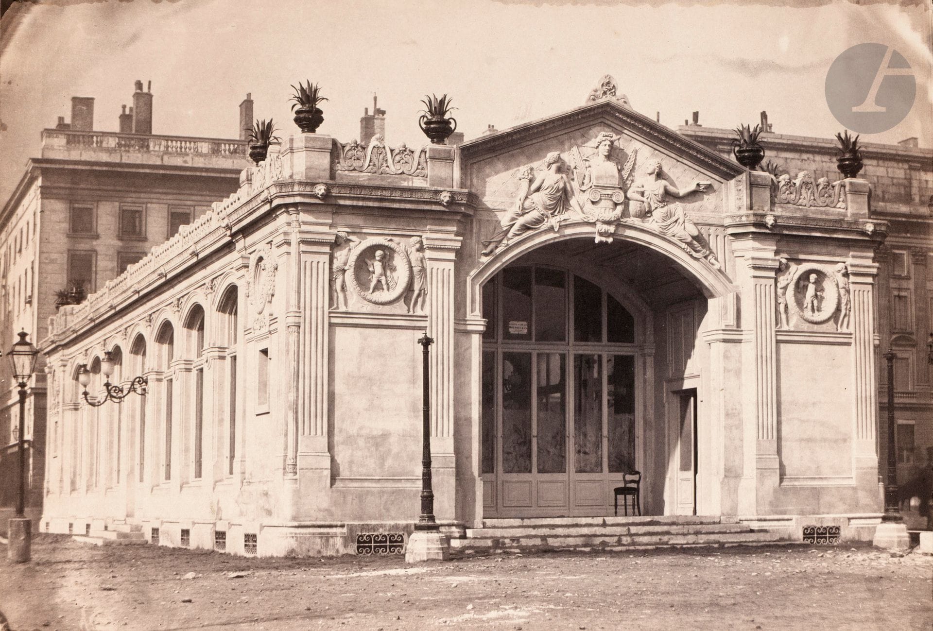 Louis Froissart (1815-1860) (attribué à)
Pavillon du corps de garde, place Bellecour. Lyon, c. 1856.
Épreuve sur papier salé, contrecollée sur carton.
22 x 32,8 cm