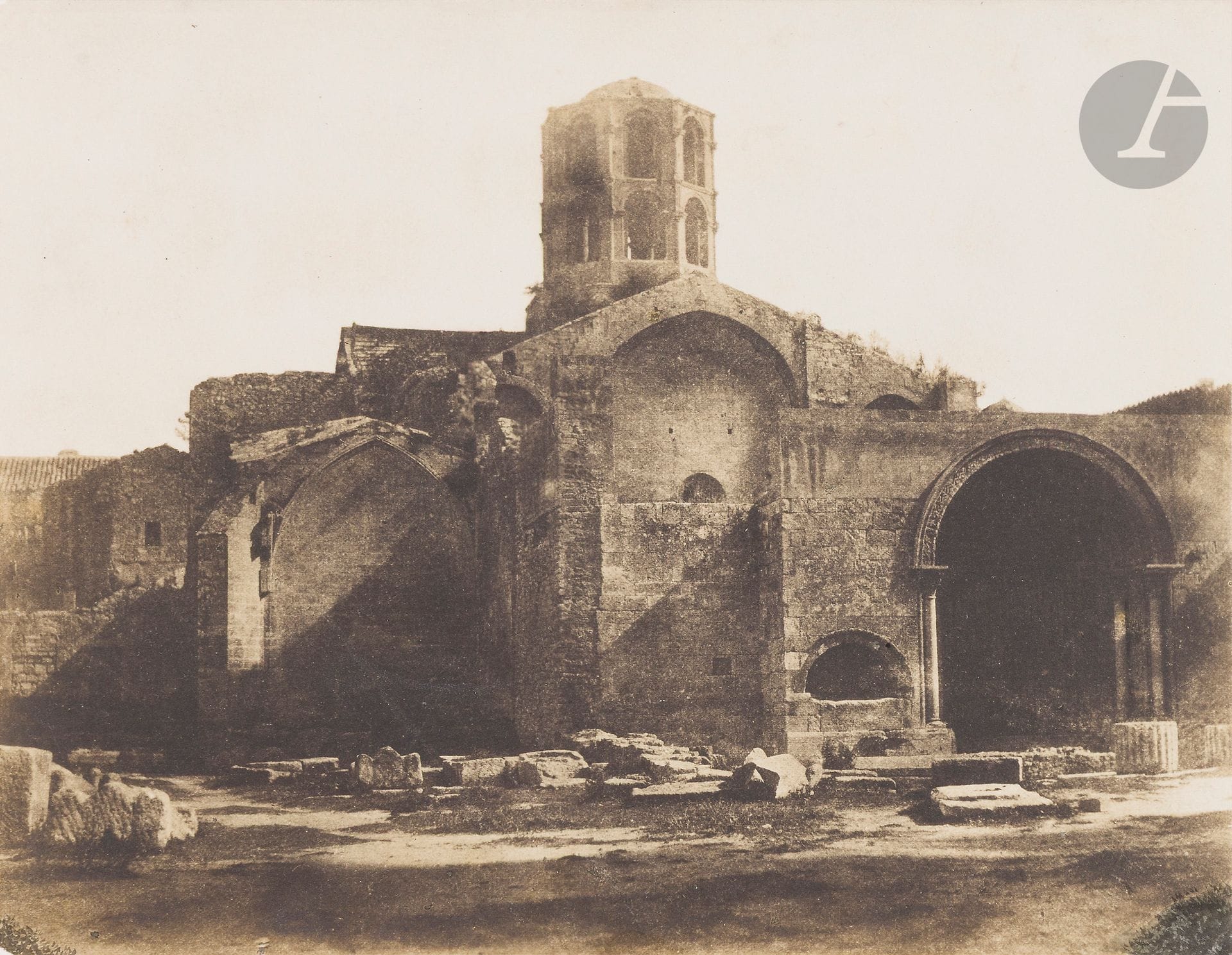 Photographe non identifié
Église Saint-Honorat des Alyscamps. Arles, c. 1850.
Épreuve sur papier salé, d’après négatif papier, contrecollée sur carton.
17 x 21,8 cm
