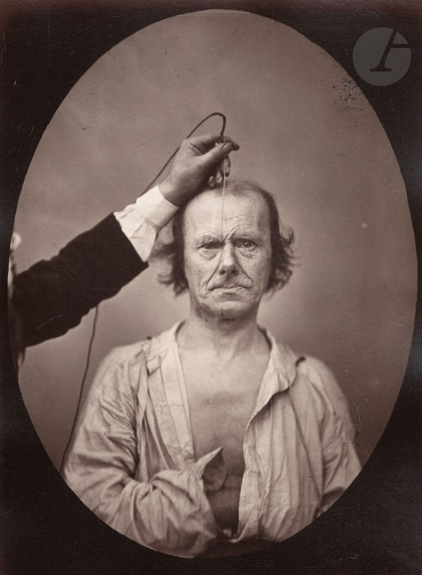 Guillaume Duchenne de Boulogne (1806-1875) - Adrien Tournachon (1825-1903)
Mécanisme de la physionomie humaine, ou Analyse électro-physiologique de l’expression des passions, 1854-1856.
Muscle de l’agression. Étude du mécanisme et de l’action expressive du pyramidal du nez chez un vieillard.
Épreuve sur papier albuminé (1862), d’après négatif verre, contrecollée sur carton. 
23,4 x 17,5 cm

Bibliographie : 
Guillaume Duchenne de Boulogne, Mécanisme de la physionomie humaine, ou Analyse électrophysiologique de l’expression des passions, Paris, Vve J. Renouard, 1862, fig. 20.