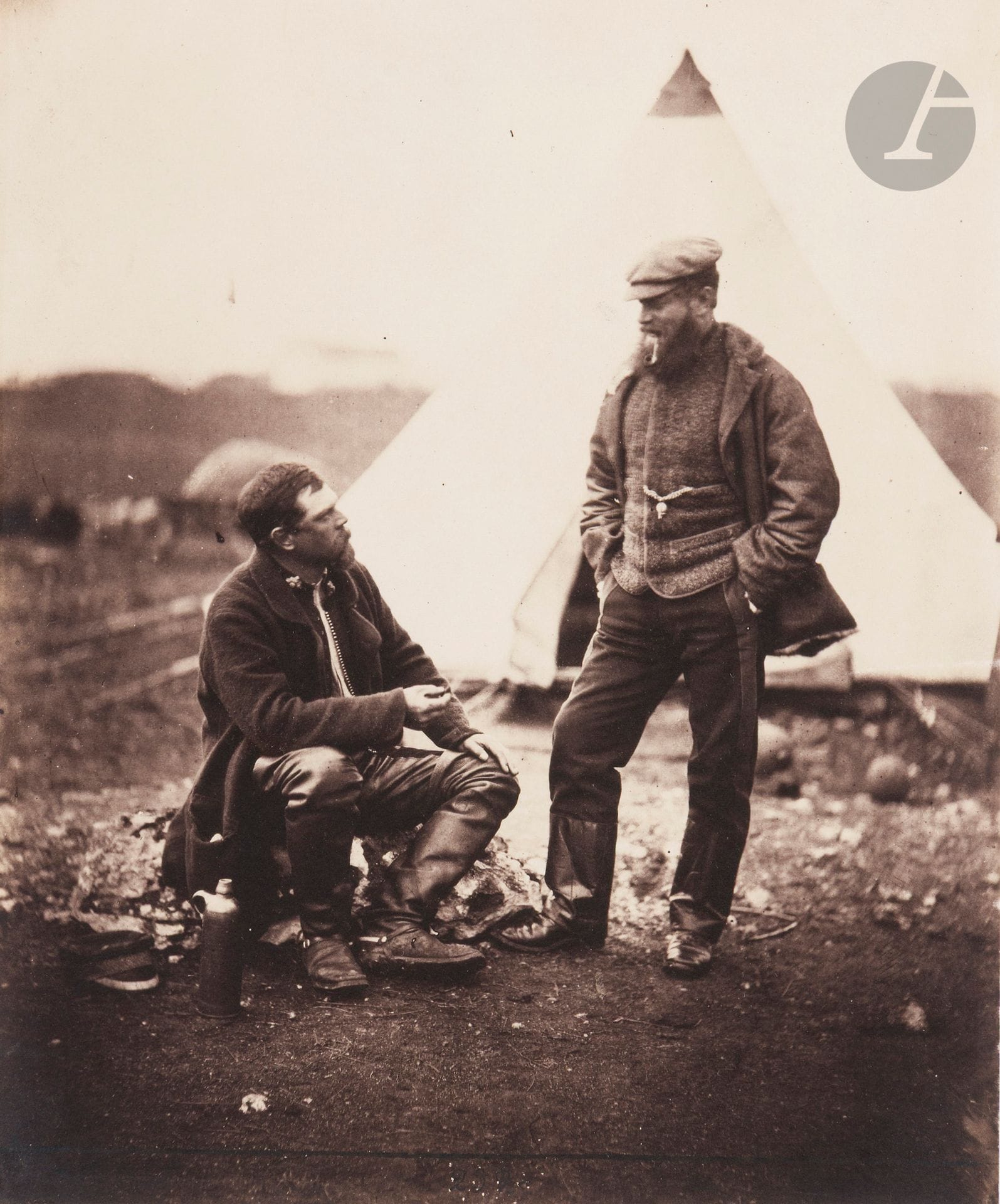 Roger Fenton (1819-1869)
Guerre de Crimée, 1855- 1856.
Major Hallewell & Captain Pearson. 
Épreuve sur papier salé, d’après négatif verre au collodion, contrecollée sur carton d’éditeur (T. Agnew & Sons). Crédit du photographe, légende et date sur le montage en bas. Annotations au verso du montage. 
20 x 16,7 cm