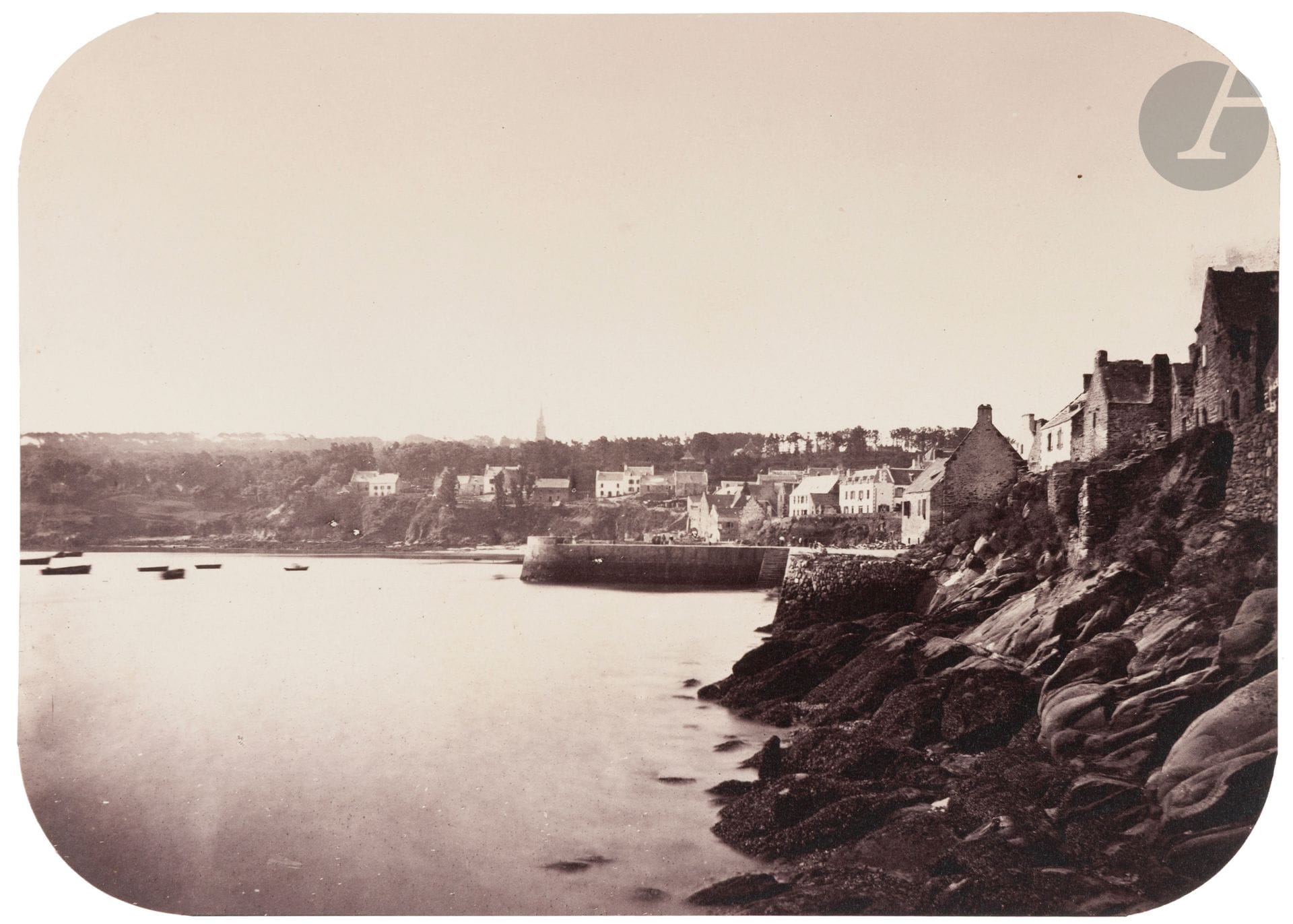 Charles Paul Furne (1824-1865) 
Bretagne, c. 1857.
Auray - Costume et intérieur. Le Folgoët - La Porte des Apôtres. Carnac - Pierres druidiques A. Le Folgoët - Vue générale. Lancement d’un navire - Douarnenez. Guingamp - Vue générale. Morlaix - Quai de Tréguier. Le Folgoët - Porte principale de l’Église. Brest - La rade. Roscoff - Un Dolmen. Douarnenez - Vue prise du port B. 
Onze (11) épreuves sur papier albuminé, contrecollées sur cartons, la plupart signées « Furne fils » en rouge en bas. Timbre sec du photographe et légendes au crayon sur les montages en bas.
Formats : de 17,4 x 22,3 à 21,5 x 27 cm 

Certaines épreuves similaires sont conservées dans les collections du musée d’Orsay, Paris.