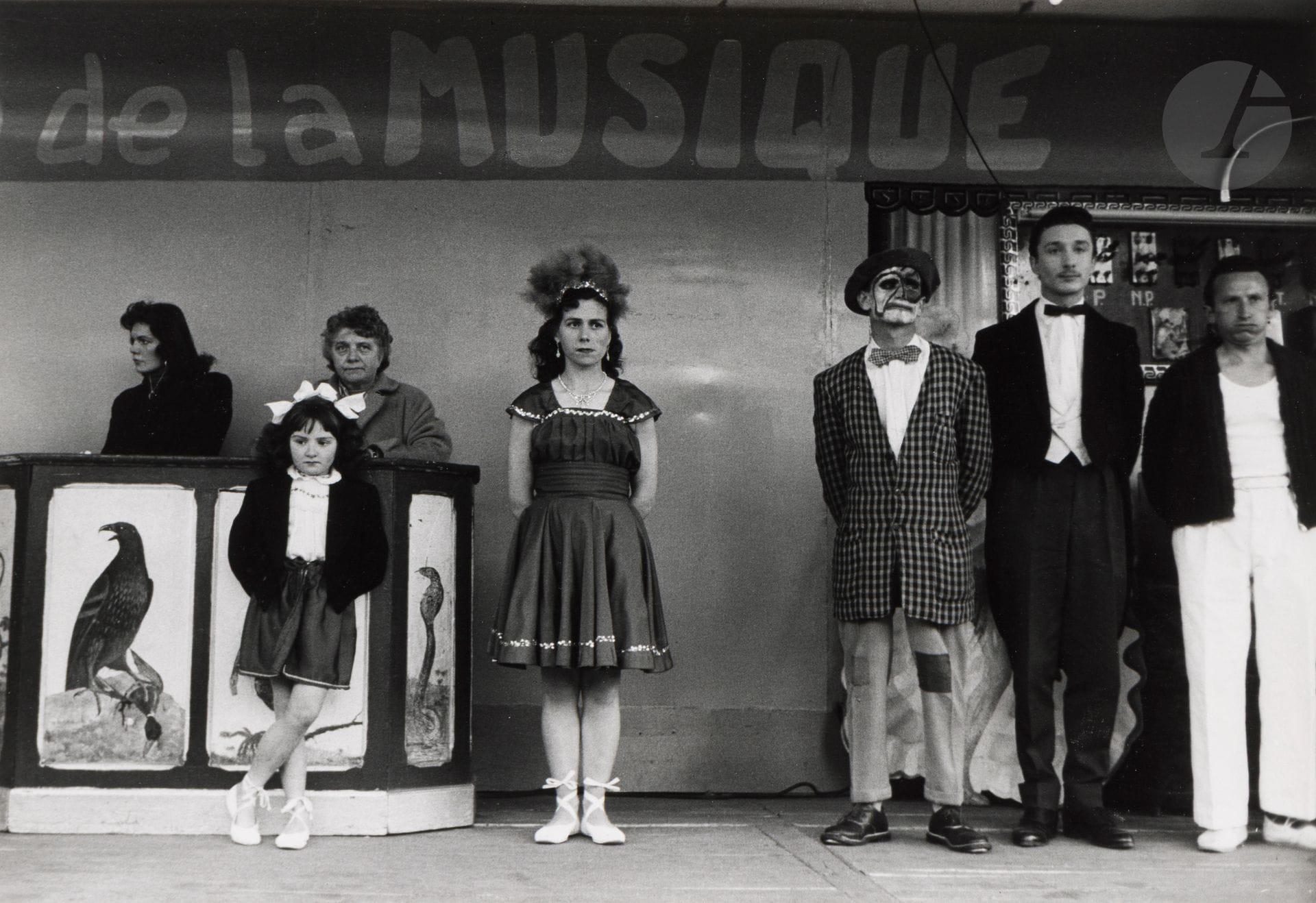 Izis (Israëlis Bidermanas, dit) (1911-1980) 
Foire du Trône. Paris, 1958. 
Épreuve argentique (tirée par Izis en 1977), signée à l’encre dans la marge en bas à droite, signée, titrée et datée au crayon avec le tampon « Photo Izis Bidermanas » au verso. 
Image : 20 x 28,6 cm - Feuille : 23,5 x 29,6 cm