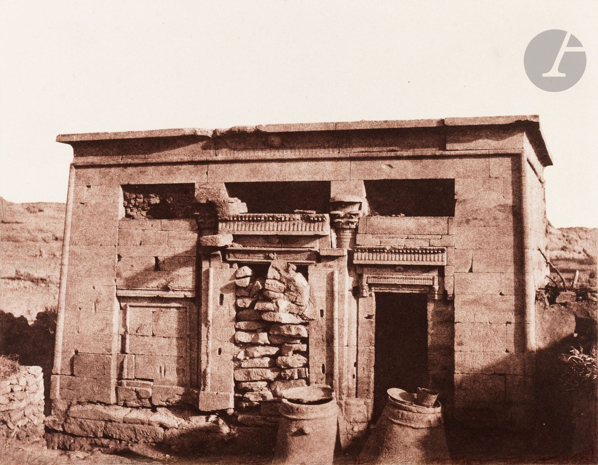 Félix Teynard (1817-1892) 
Nubie, 1851. 
Tafah (Taphis). Vue du temple situé dans l’intérieur du village. Pl. 112. 
Épreuve sur papier salé, d’après négatif papier, contrecollée sur carton d’éditeur (Goupil - Imp. Phot. de H. Fonteny et Cie à Paris en 1851) avec légendes et crédits imprimés sur le montage.
24 x 30,5 cm