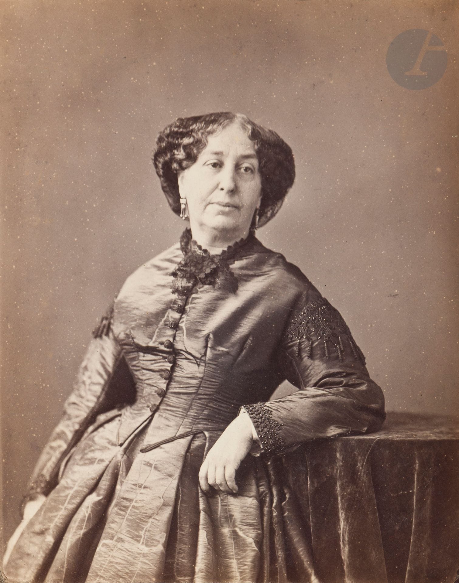 Félix Nadar (1820-1910)
George Sand. Paris, c. 1864-1865.
Épreuve sur papier albuminé, contrecollée sur carton du studio. Timbre sec « Nadar - 35 - Boulevard des Capucines » sur le montage en bas.
24,7 x 19,5 cm

Provenance : 
Collection François Lepage, Paris.