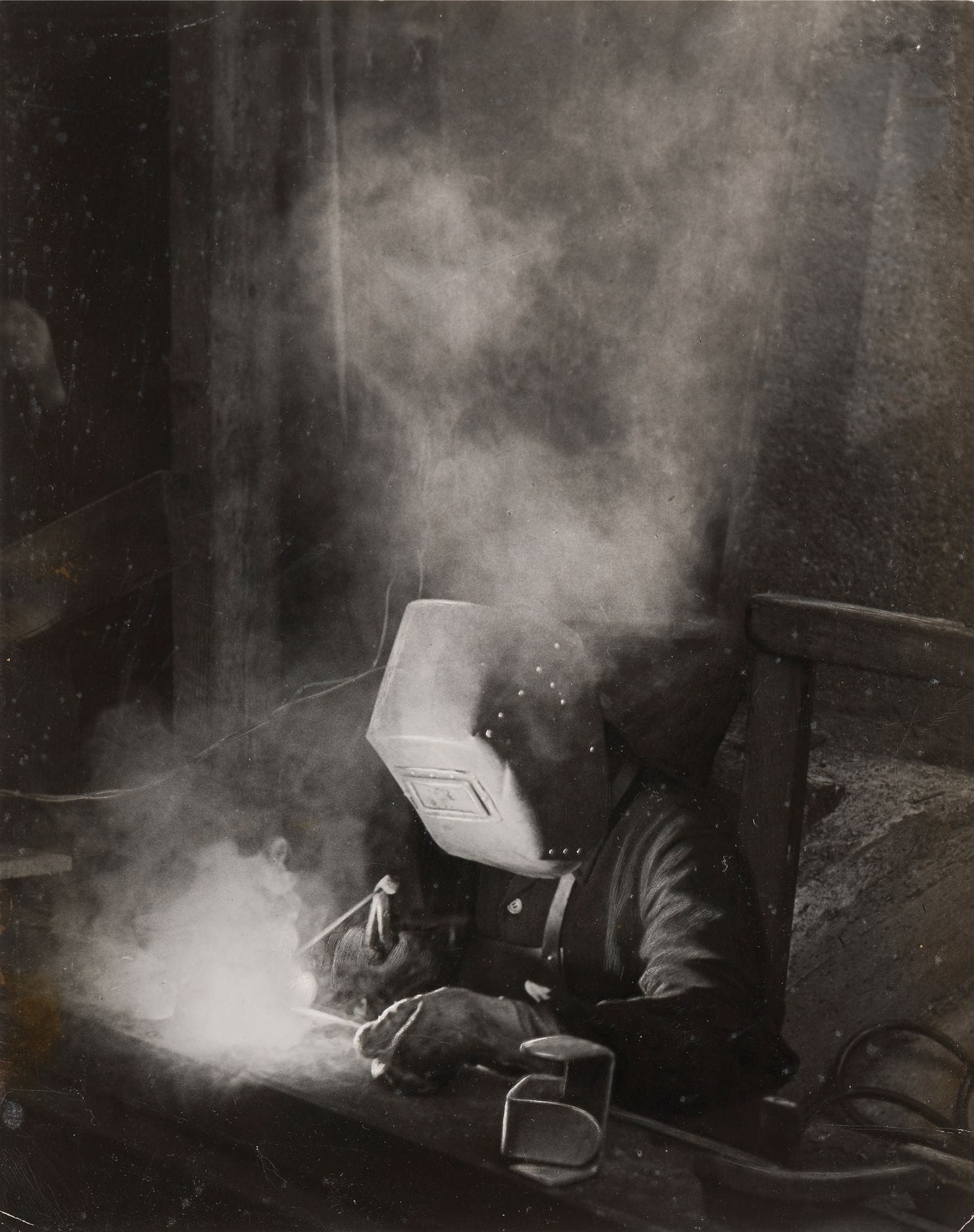 Brassaï (Gyula Halasz, known as) (1899-1984)
Welder, c. 1935.
Vintage silver print. Stamp "Brassaï - 81, rue du Faubrg St-Jacques - Paris XIVe", annotations and indications of cropping on verso.
24.5 x 19.5 cm