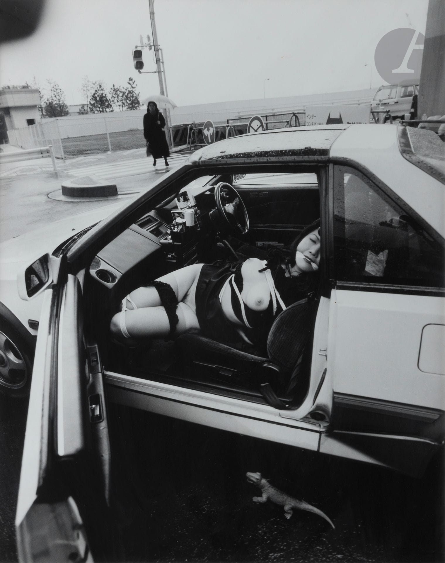 Nobuyoshi Araki (1940)
Sans titre [Bondage - femme dans une voiture], c. 1995-2000. 
Épreuve argentique d’époque, signée au crayon au verso.
Image : 75 x 60 cm - Feuille : 82,5 x 67,5 cm - cadre
