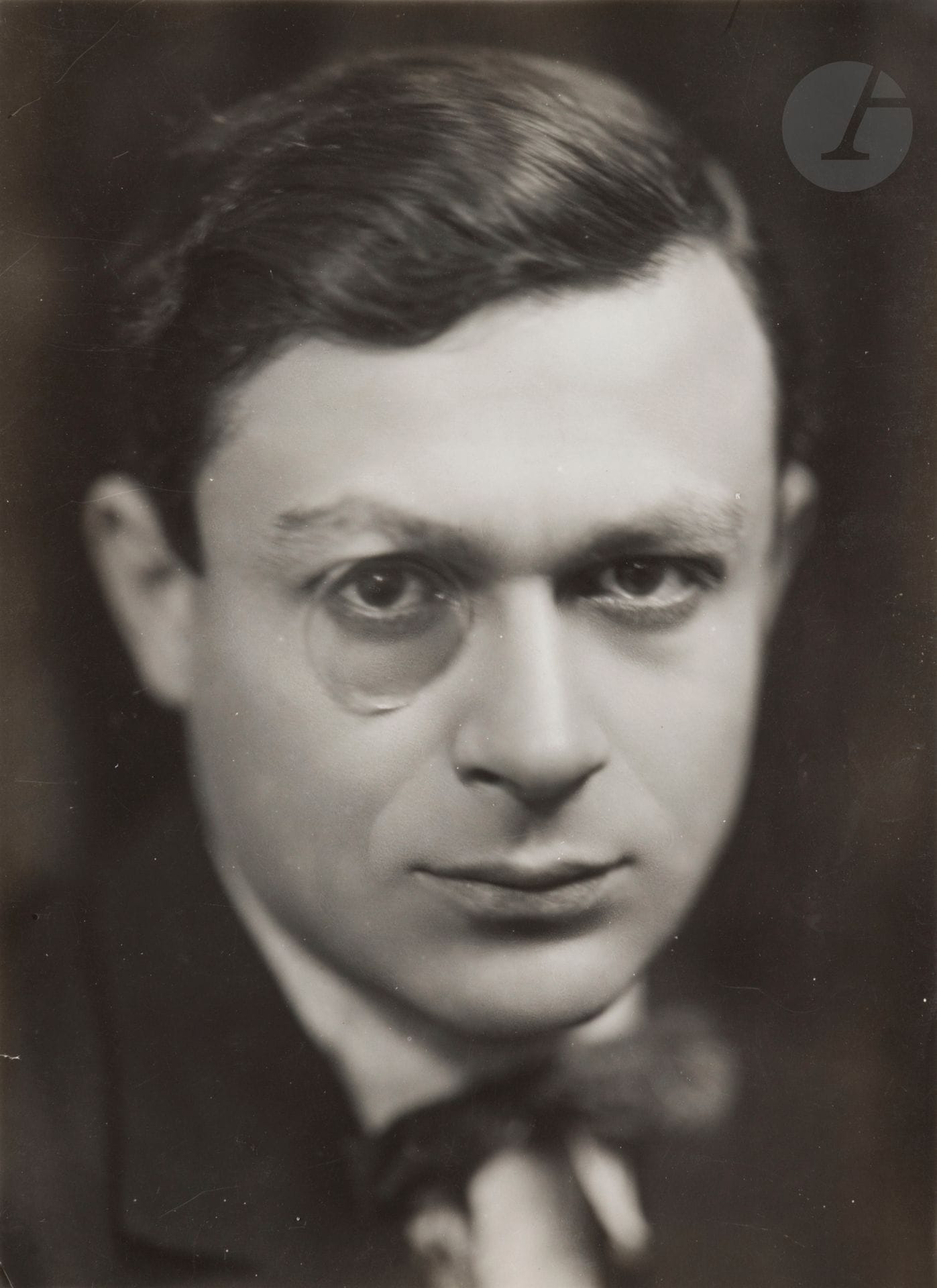 Henri Martinie (1881-1963) 
Tristan Tzara, c. 1925. 
Épreuve argentique d’époque. Tampon du photographe et du collectionneur Georges Sirot, annotations manuscrites au verso. 
Image : 21 x 15,2 cm - Feuille : 22,5 x 15,8 cm