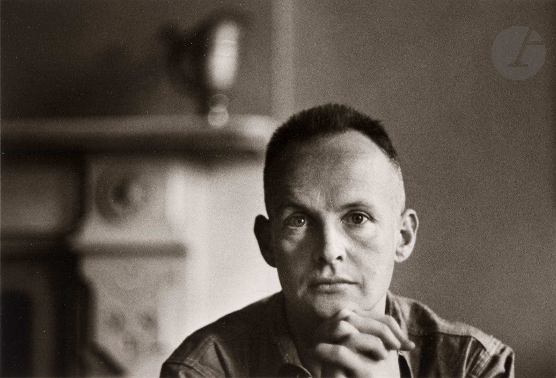 Beaumont Newhall (1908-1993)
Henri Cartier-Bresson. New York, 1946. 
Épreuve argentique (c. 1980), contrecollée sur carton, signée et datée au crayon sur le montage en bas à droite. Titre au crayon au verso du montage. 
23,2 x 34 cm