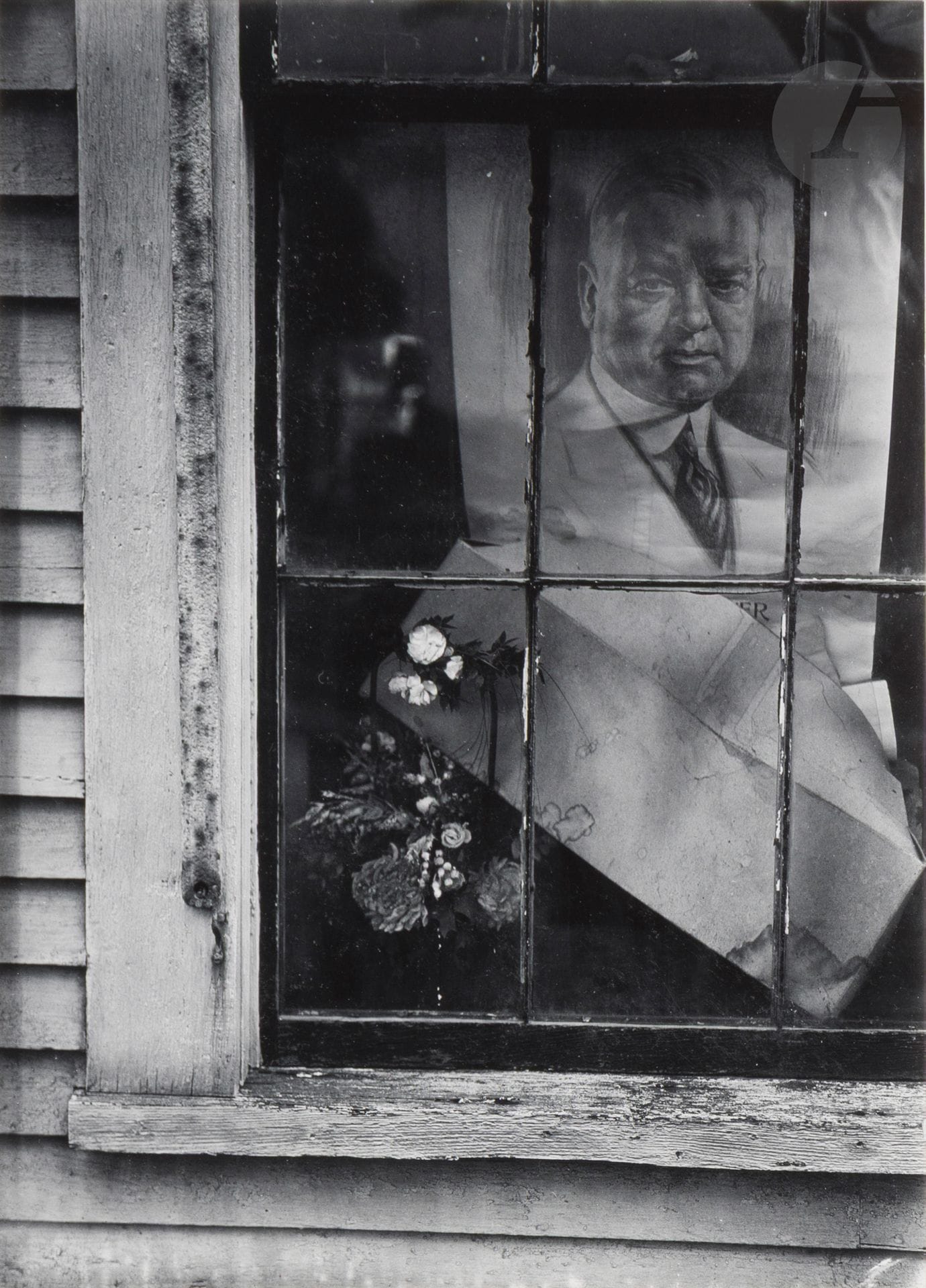 Walker Evans (1903-1975)
Flowers and poster of Herbert Hoover in house window. Wellfleet, Massachusetts, 1936. 
Épreuve argentique (1971), contrecollée sur carton, signée, datée et numérotée à 100 exemplaires au crayon sur le montage en bas. 
16,3 x 11,7 cm