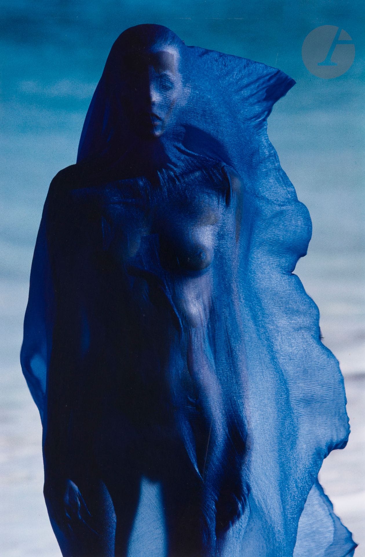 Hans Feurer (1939-2024) 
Blue body and veil, c. 1975. 
Dye-transfer signé, titré et numéroté à 7 exemplaires au crayon avec le tampon « Photo Hans Feurer » au verso. 
Image : 42 x 27,8 cm - Feuille : 56,5 x 48,5 cm