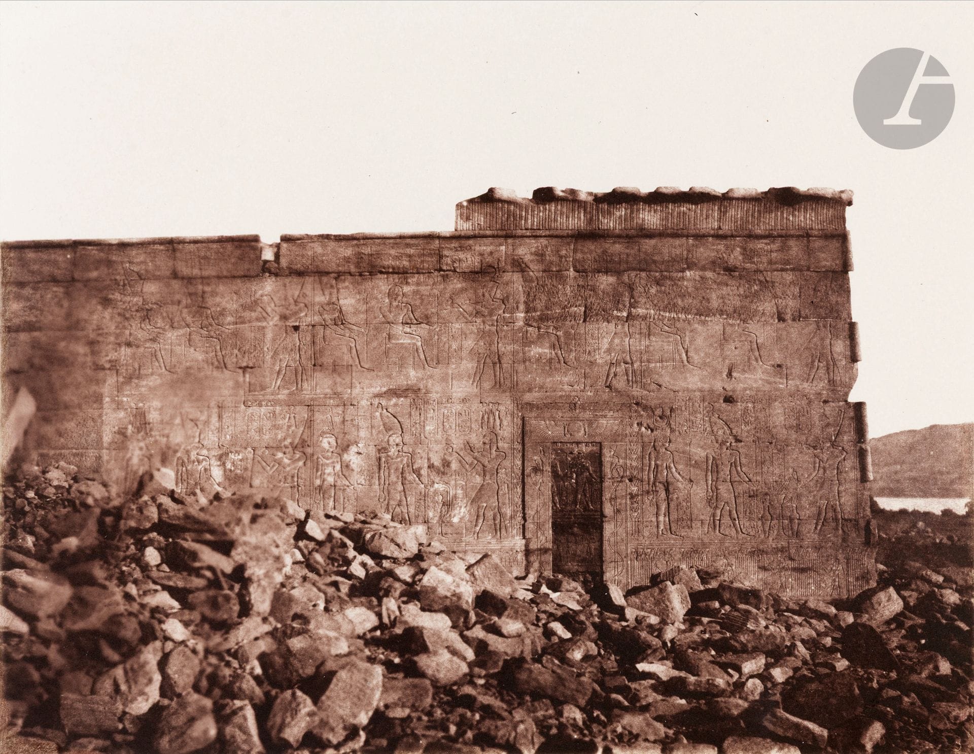 Félix Teynard (1817-1892) 
Nubie, 1851. 
Dandoûr. Paroi méridionale de l’extérieur du sanctuaire. Pl. 122. 
Épreuve sur papier salé, d’après négatif papier, contrecollée sur carton d’éditeur (Goupil - Imp. Phot. de H. Fonteny et Cie à Paris en 1851) avec légendes et crédits imprimés sur le montage.
24 x 31 cm