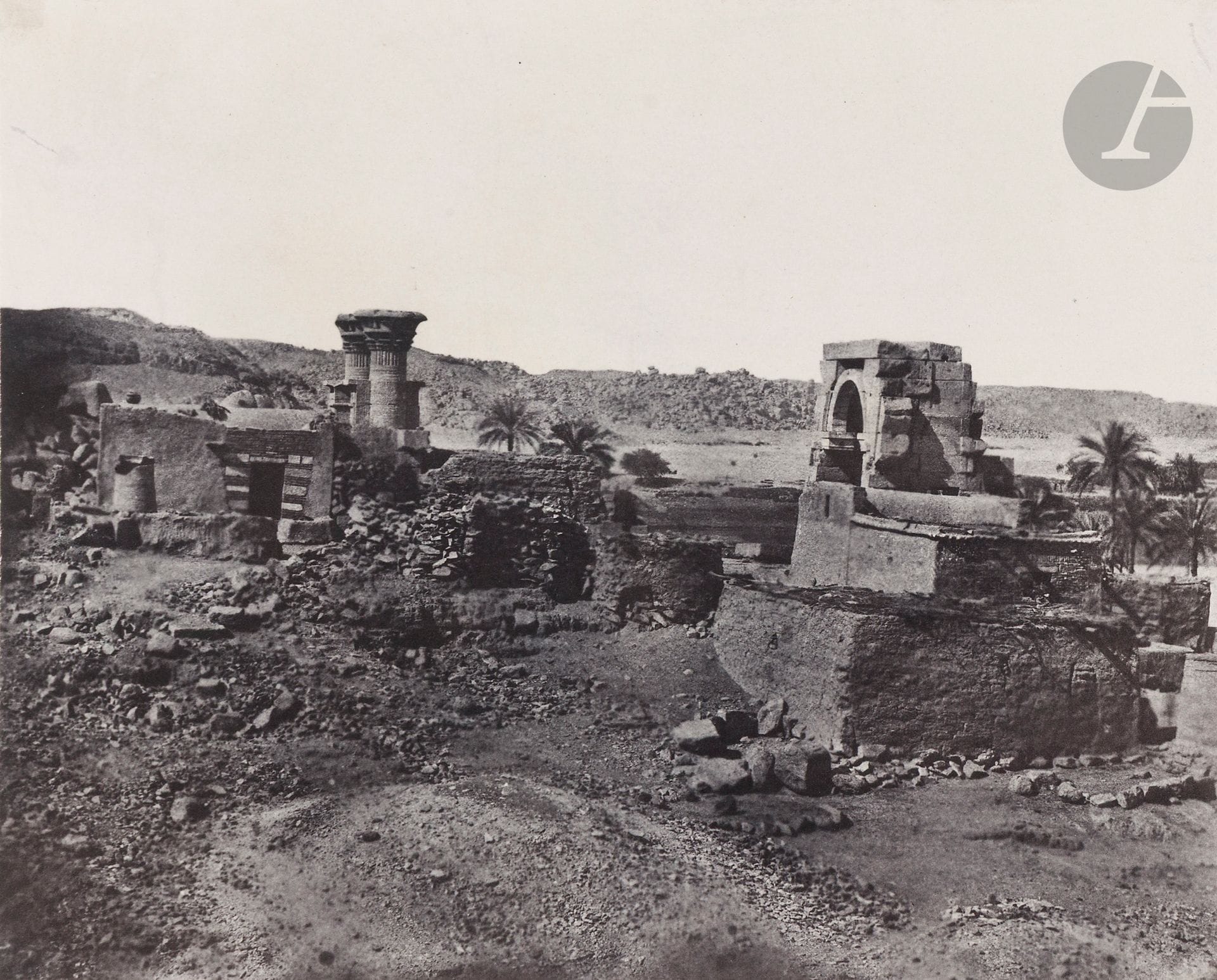 Maxime Du Camp (1827-1888) 
Nubie. Village et Temple de l’Ile de Béghé 
(Pl. 81). Égypte, 1849-1851. 
Épreuve sur papier salé, d’après négatif papier, contrecollée sur carton d’éditeur (Blanquart-Évrard). Légendes et crédit du photographe imprimés sur le montage.
16,3 x 20,4 cm