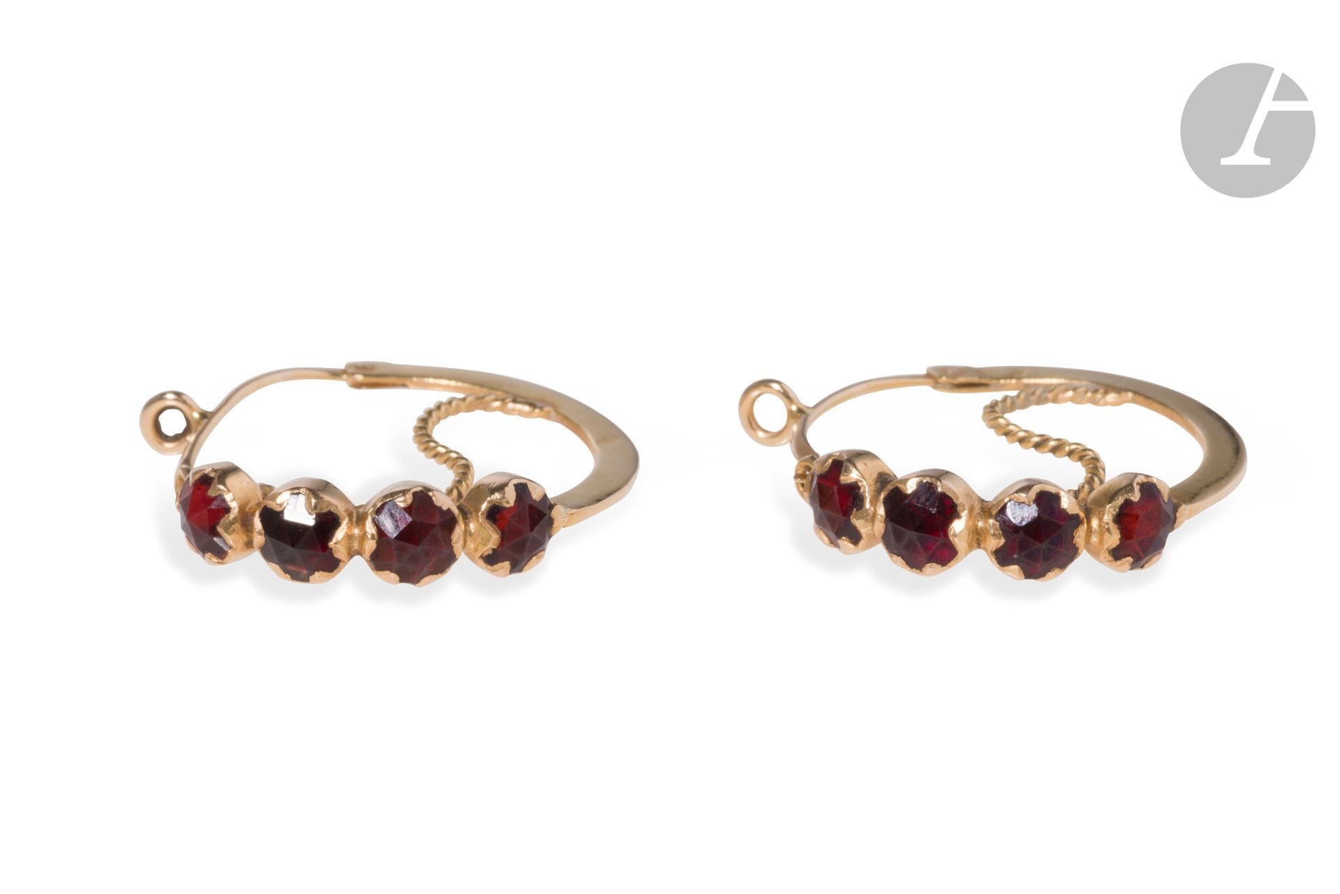 Paire de boucles d'oreilles poissardes en or 18K (750), chacune ornée  de grenats taillés en roses. Hauteur : 2,3 cm. Poids brut : 6,2 g