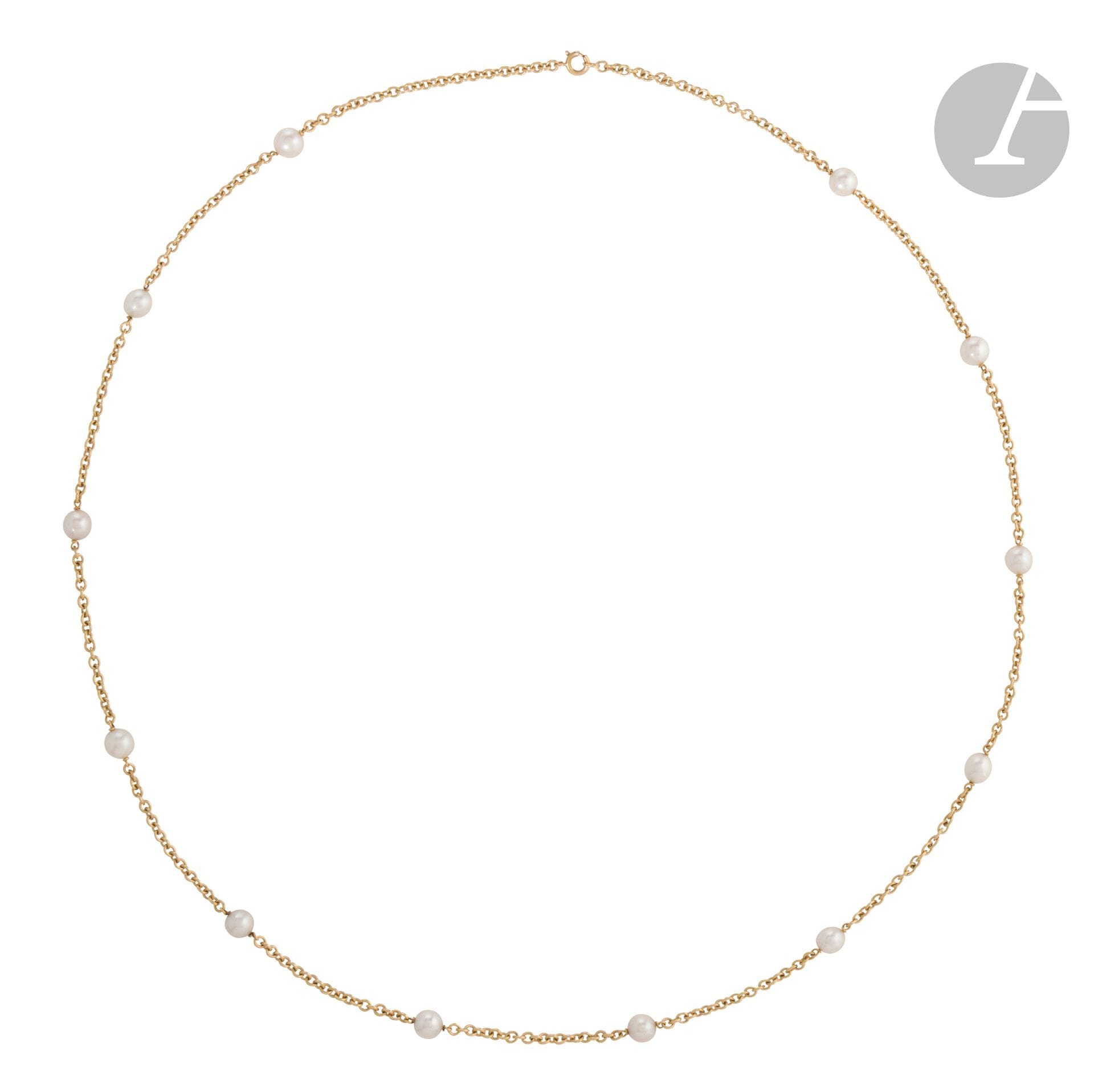 Collier en or 18K (750), ponctué de perles de culture. Longueur : 82 cm environ. Poids brut : 34,8 g