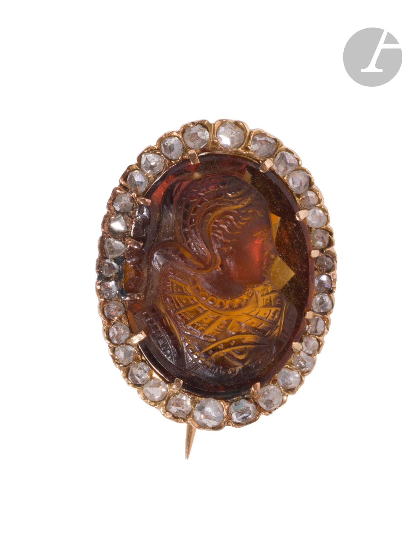 Broche en or 18K (750), ornée d'un camée sur quartz fumé sculpté d'une jeune femme en buste, la monture sertie de diamants taillés en roses. Travail de la fin du XIXe siècle. Dimensions : 2,3 x 1,8 cm. Poids brut : 5,2 g (chocs avec manques de matière)