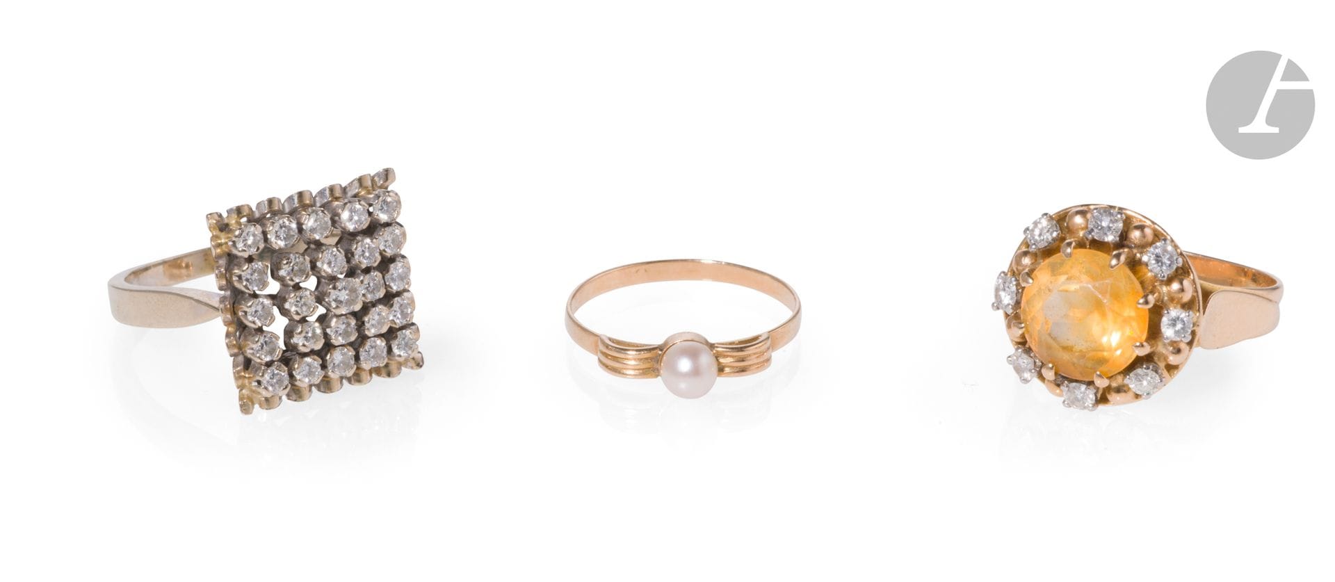 Lot de 3 bagues en or 18K (750) : l'une ornée d'une citrine ronde dans un entourage de diamants, la 2nde sertie d'une perle de culture mabé, la dernière formée de 5 lignes de diamants. Tour de doigt : 52/53, 50, 55. Poids brut : 12,5 g (égrisures, usures, chocs avec manque de matière)