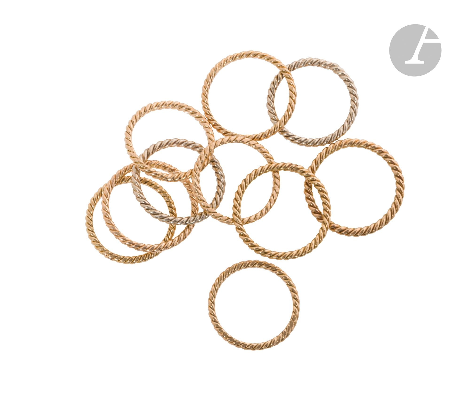 Lot de 10 anneaux en or 18K (750) torsadés. Tour de doigt : de 47 à 51. Poids : 15,5 g