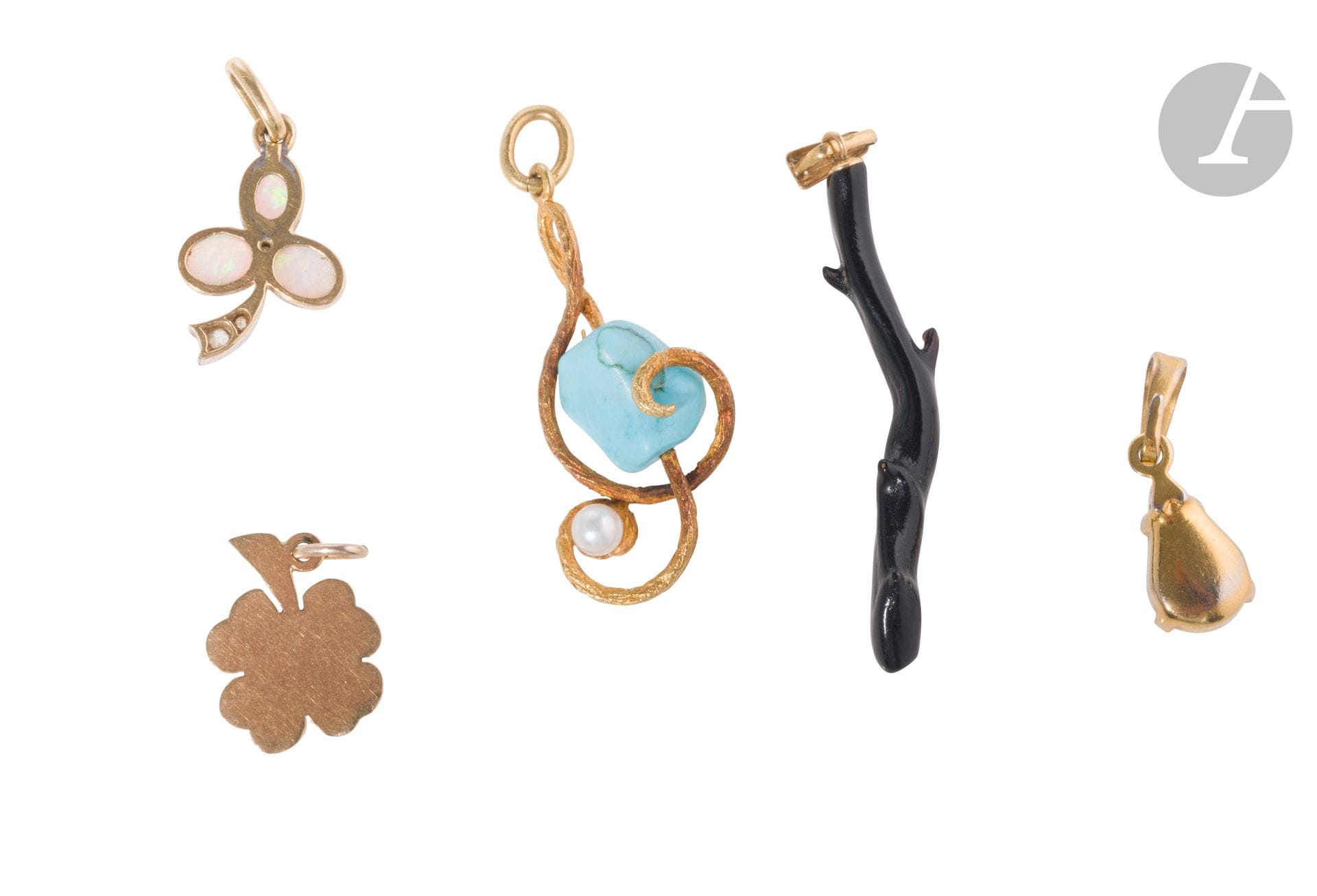 Lot de pendentifs : 2 en or 18K (750), poids brut : 3,3 g ; 1 en or 14K (585), poids brut : 4 g et un pendentif en or 9K (375), poids brut : 0,8 g (on joint un pendentif ornée d'une pierre blanche)