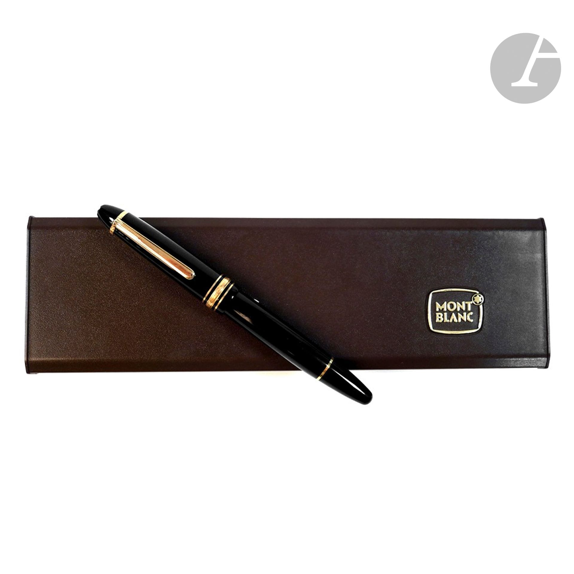 MONT BLANC 
Stylo plume en or 18K (750), le corps en résine noire. 
Longueur 14.5 cm. Conservé dans son écrin
