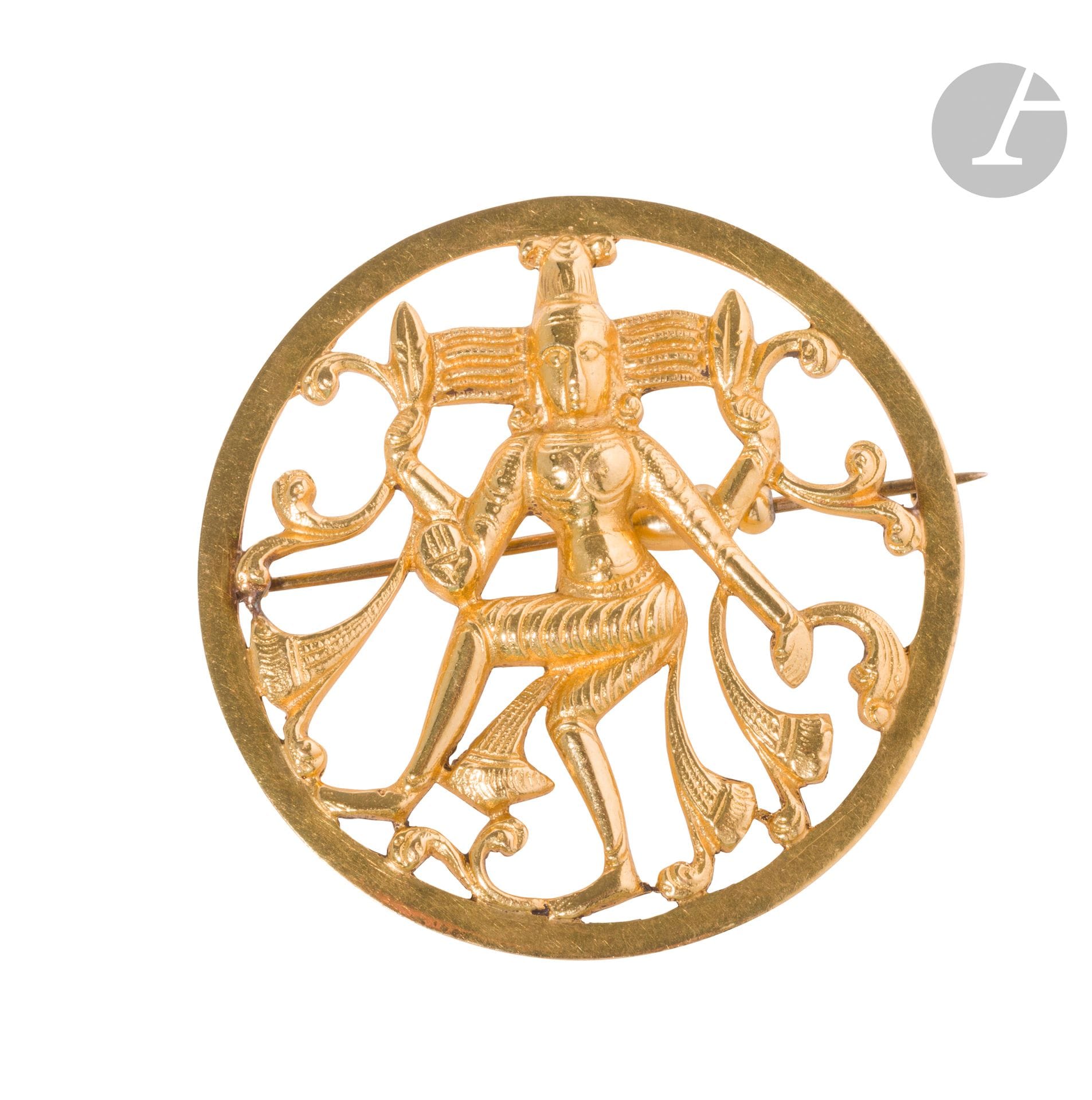 Broche ronde en or 18K (750) et en or 9K (375) représentant Shiva. Diamètre : 5,1 cm environ. Poids brut : 36,4 g (système en métal rapporté, soudures, rayures)