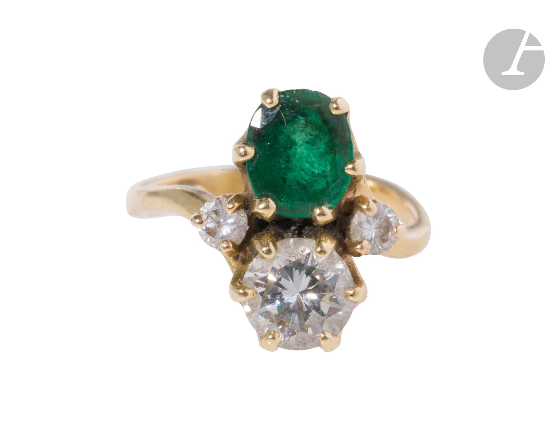 toi et moi ring in 18K (750) gold, set with an oval emerald and a round brilliant-cut diamond, enhanced by 2 smaller diamonds. Finger size: 44. Gross weight: 4.5 g (shocks, scratches, traces of wear, deformed ring).