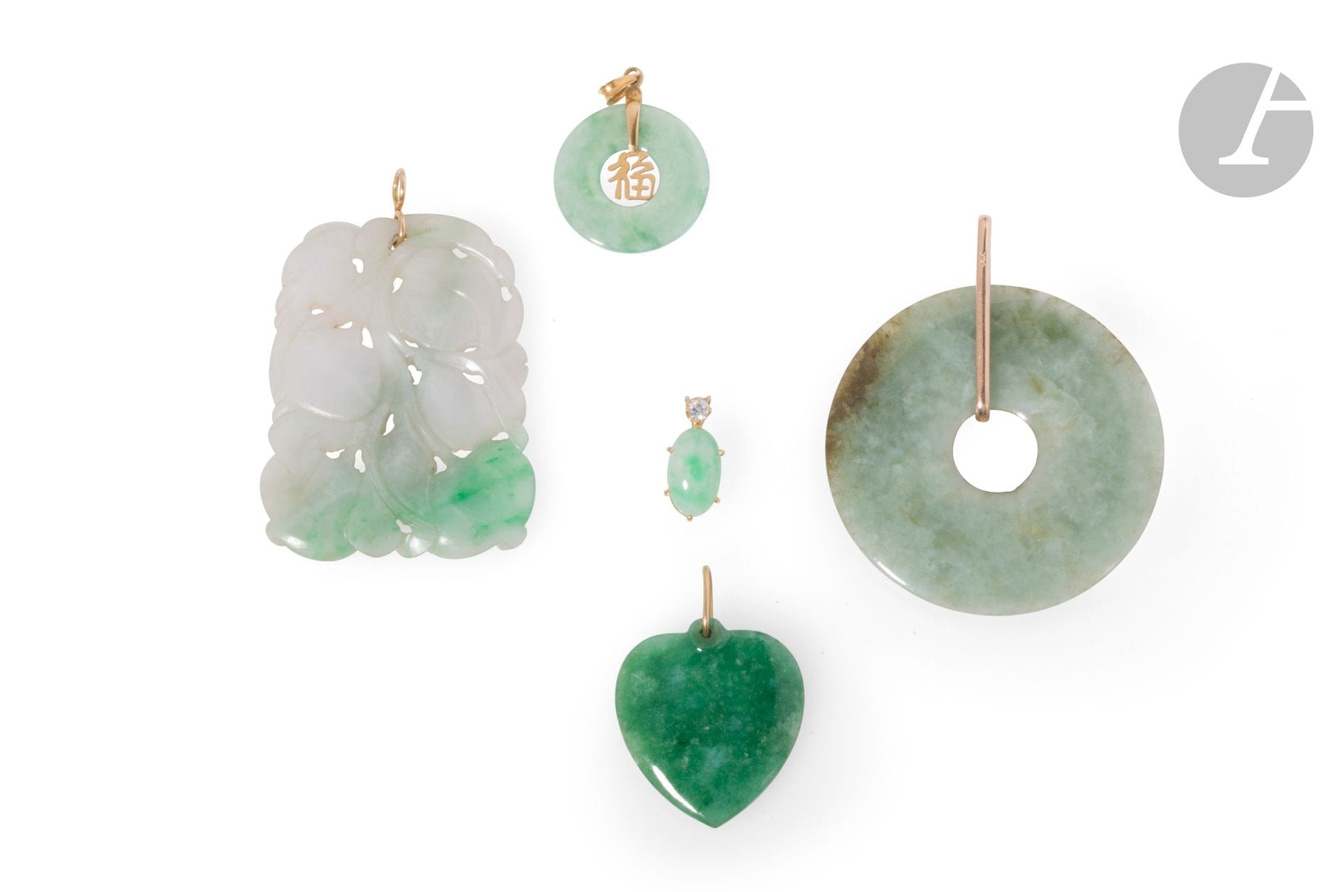 Lot de 5 pendentifs en jade montés en or ou métal doré