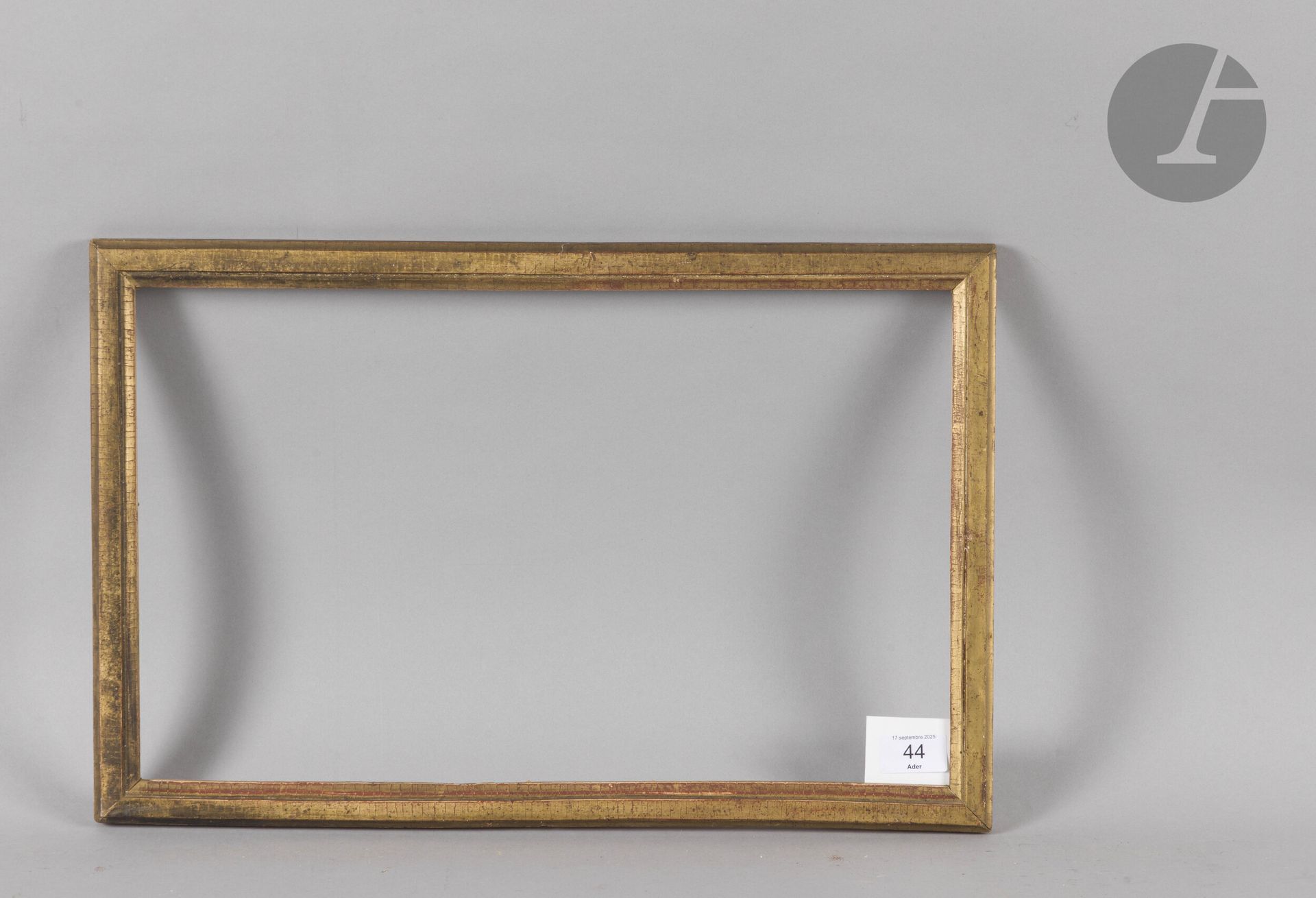 Baguette plate en bois mouluré et doré. Époque Louis XVI (modifiée dans ses dimensions). 27,9 x 45,4 cm - Profil : 2,7 cm