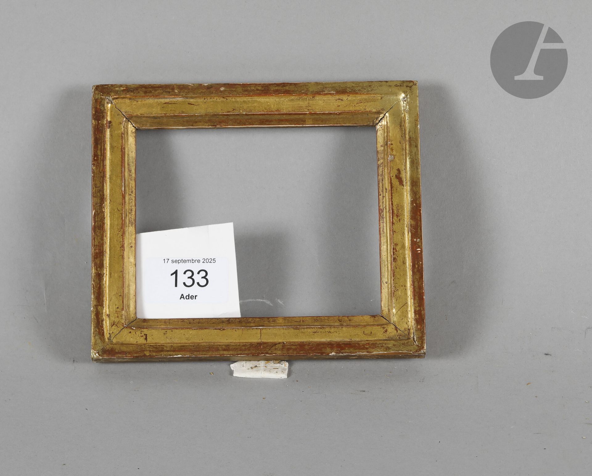 Baguette en bois mouluré et doré. Fin du XVIIIe siècle (petits accidents). 9,1 x 11 cm - Profil : 2 cm