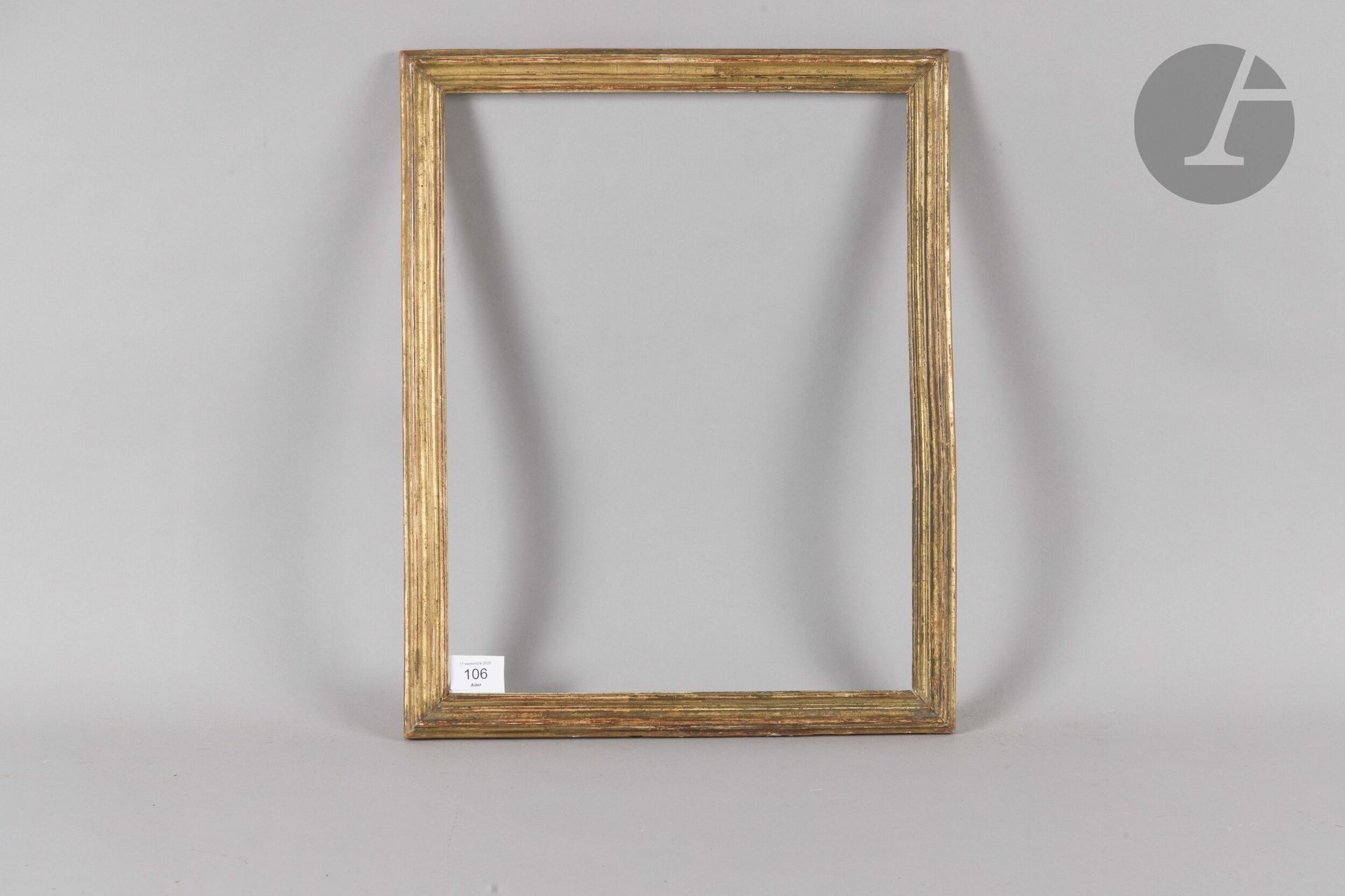 Baguette en bois mouluré et doré. Époque Louis XV. 36 x 46,7 cm - Profil : 3,2 cm