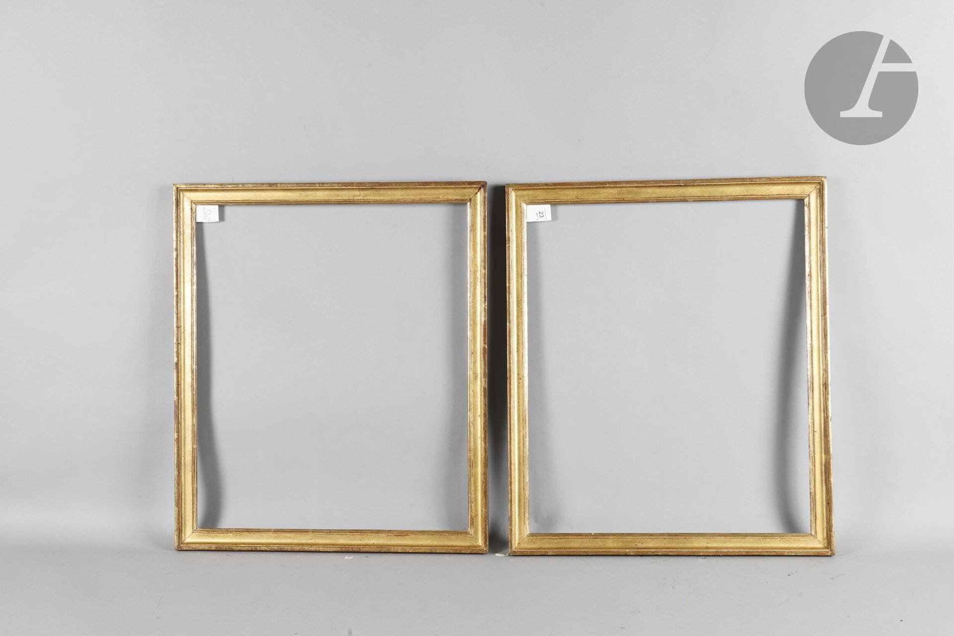 Paire de baguettes en bois mouluré et doré. Époque Louis XVI. 53,7 x 64,6 cm - Profil : 4 cm