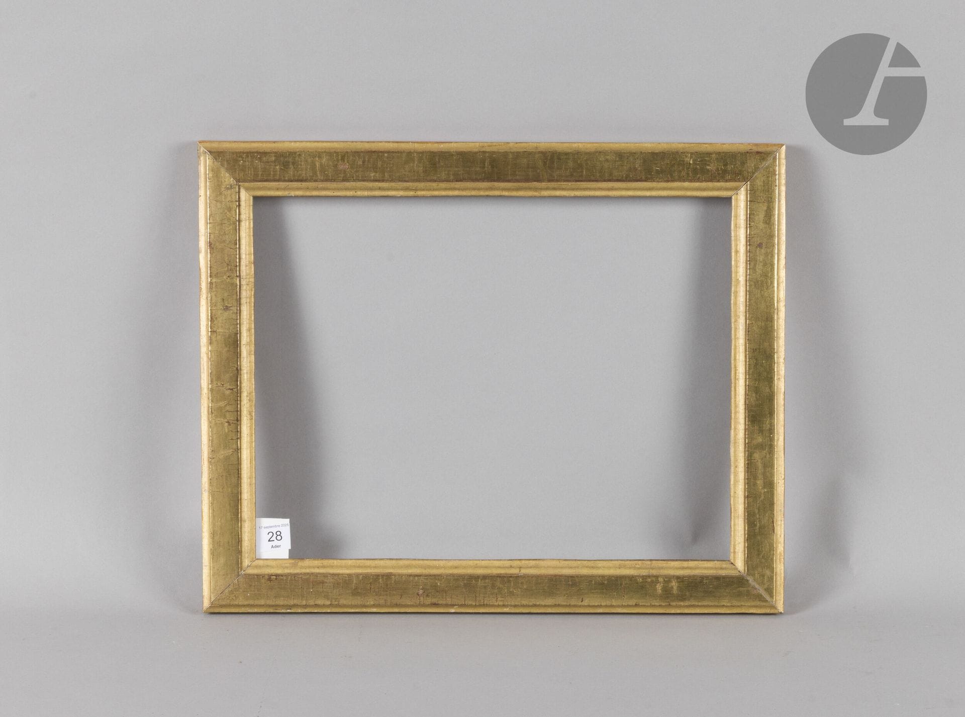Baguette plate en bois mouluré et doré. Époque Louis XVI (ressemelée). 29,5 x 38,7 cm - Profil : 4,3 cm