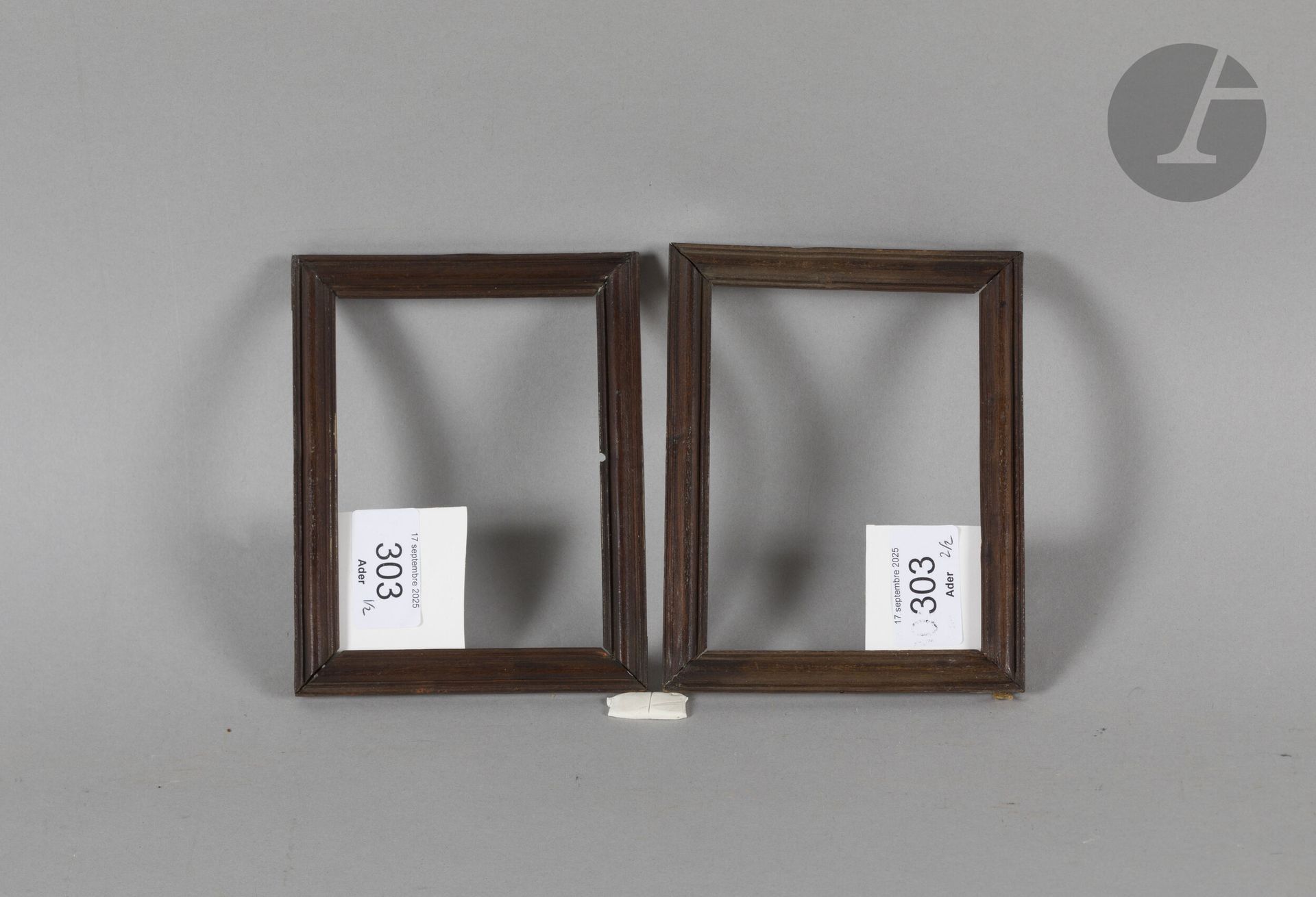 Pair of molded and stained wood chopsticks. 18th century. 8.3 x 11.2 cm and 8.4 x 11.6 cm - Profile: 1.3 cm