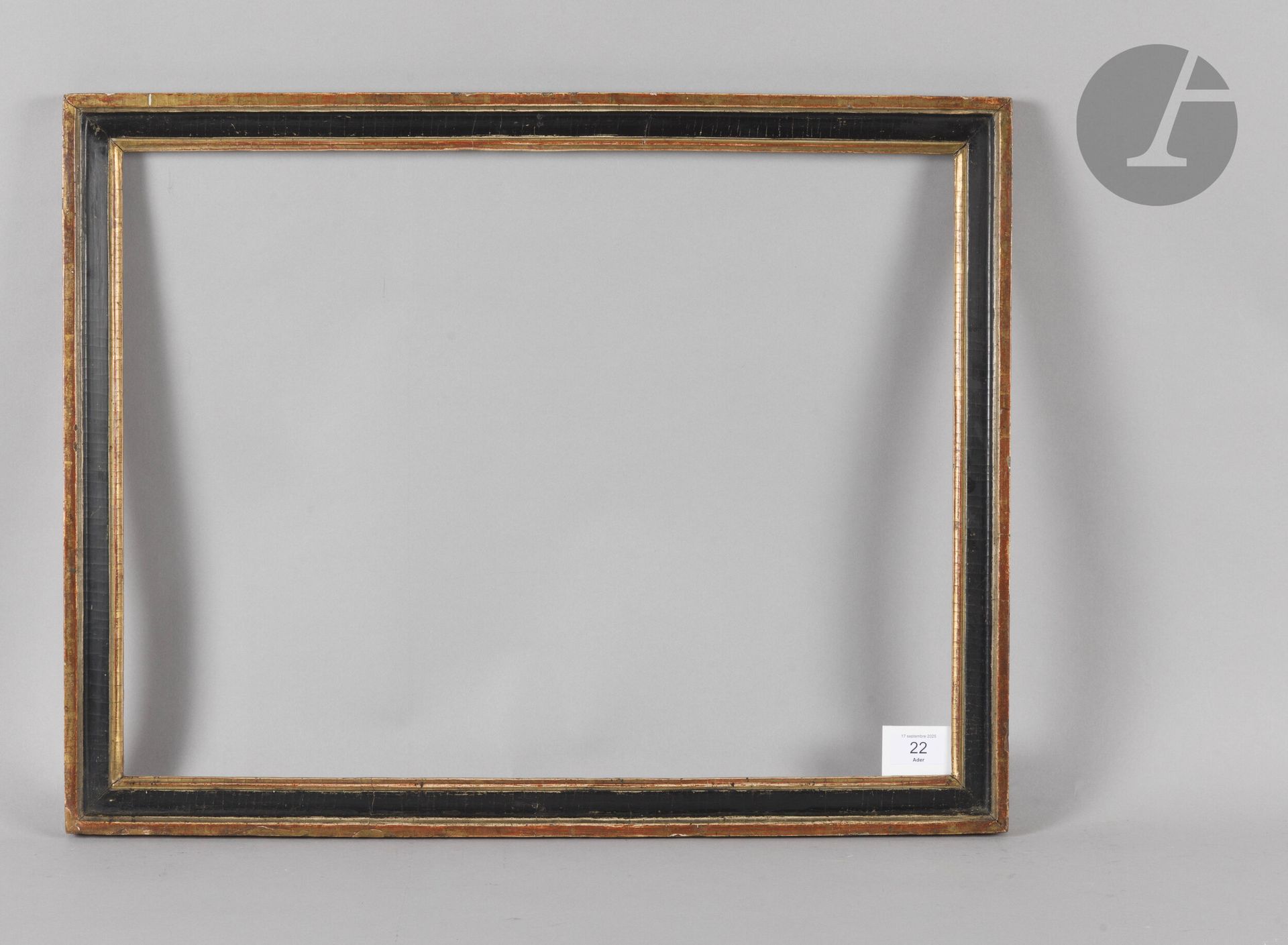 Baguette en bois mouluré noir et or. Époque Louis XVI (petits accidents). 43,2 x 57,5 cm - Profil : 4 cm