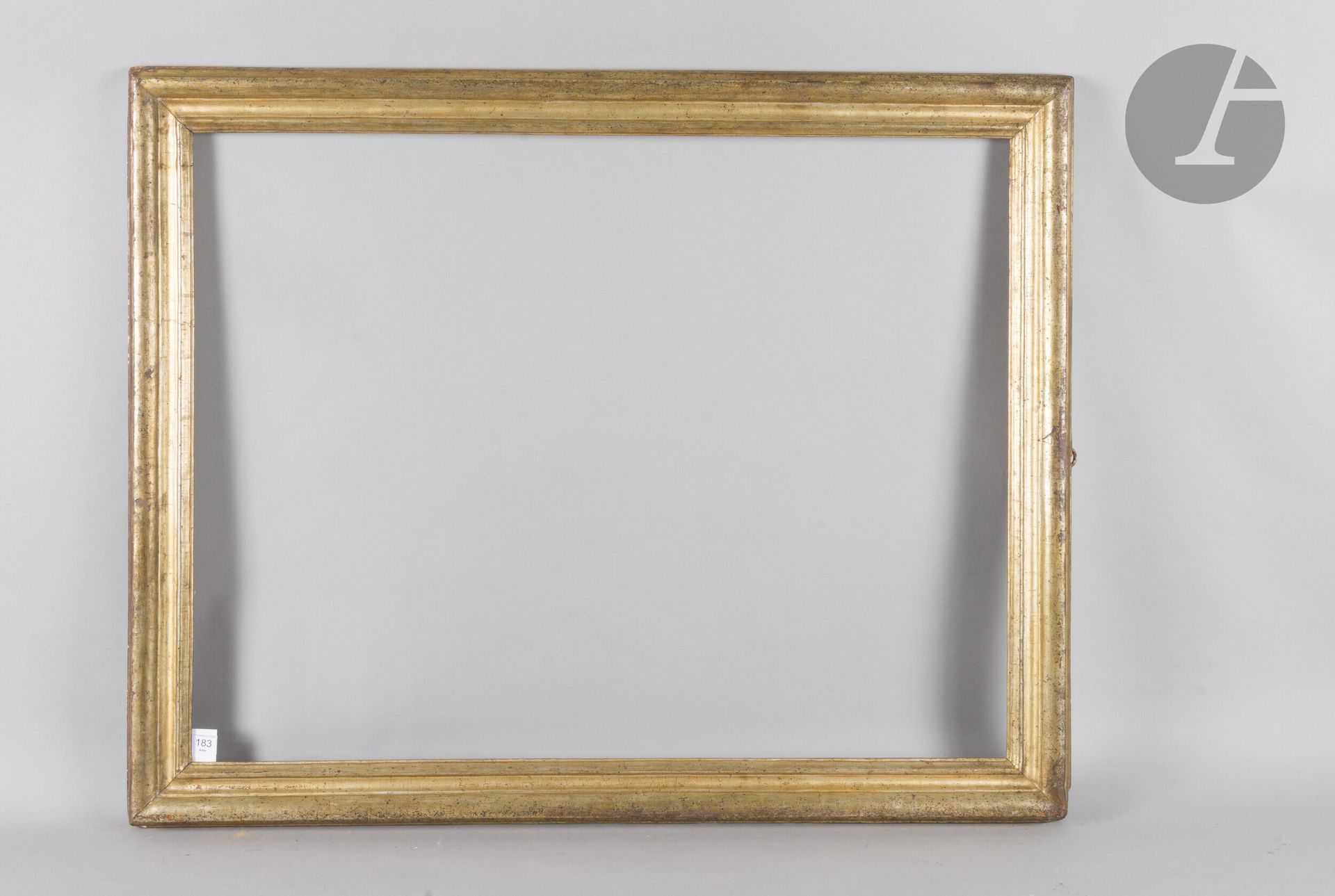 Moulded and gilded wood frame à la Mecca. Italy, 18th century. 72.1 x 94.3 cm - Profile: 7.7 cm