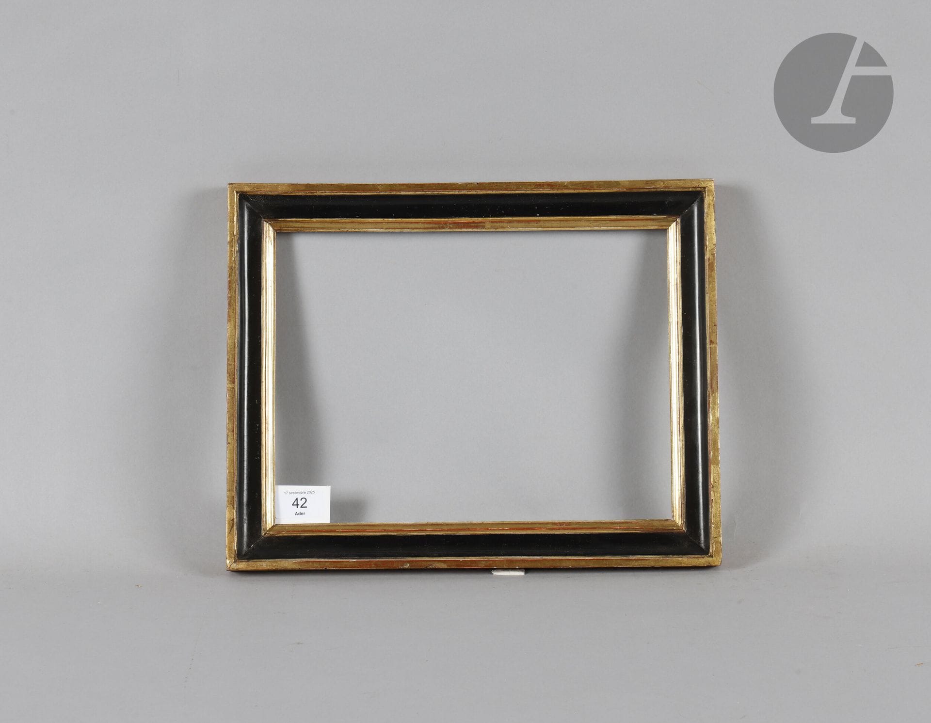 *Gorge en bois mouluré noir et or. Fin du XVIIIe siècle. 23,2 x 31,1 cm - Profil : 4 cm (4F)