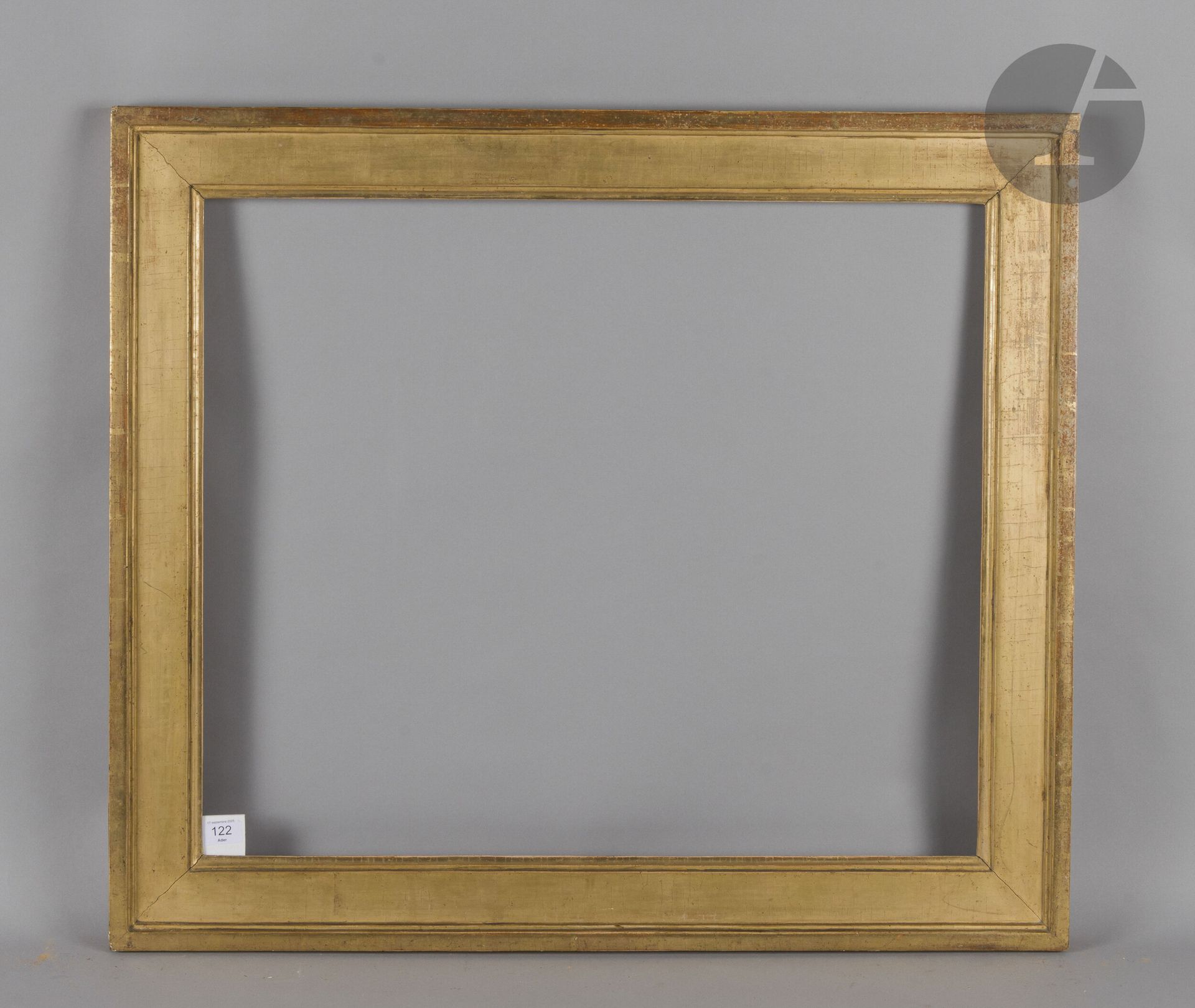 Cadre en bois mouluré et doré. Époque Louis XVI (usures). 59,4 x 70,3 cm - Profil : 8,3 cm (20F)