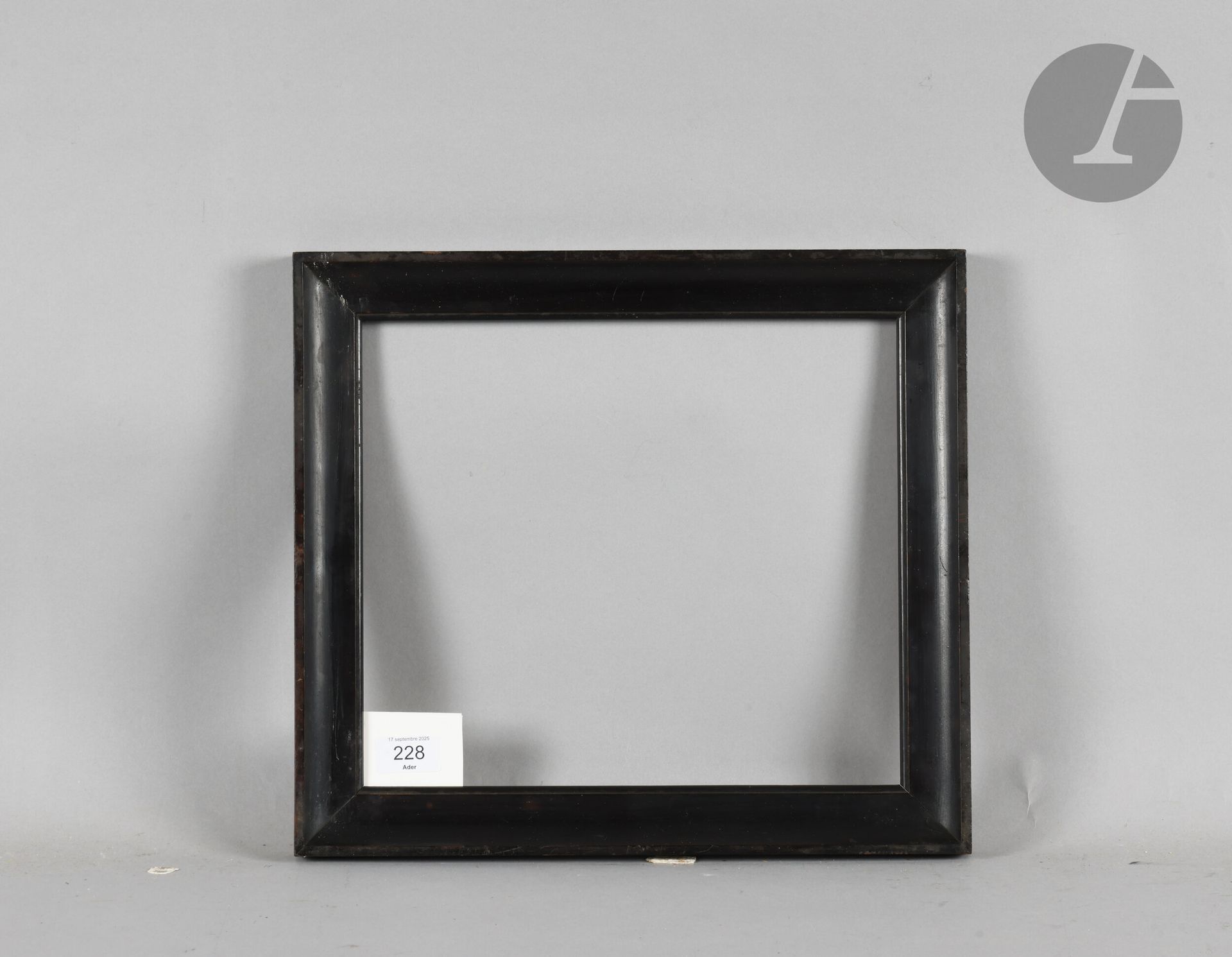 Gorge en bois mouluré et noirci. Italie, début du XIXe siècle. 27,4 x 31,6 cm - Profil : 4,1 cm