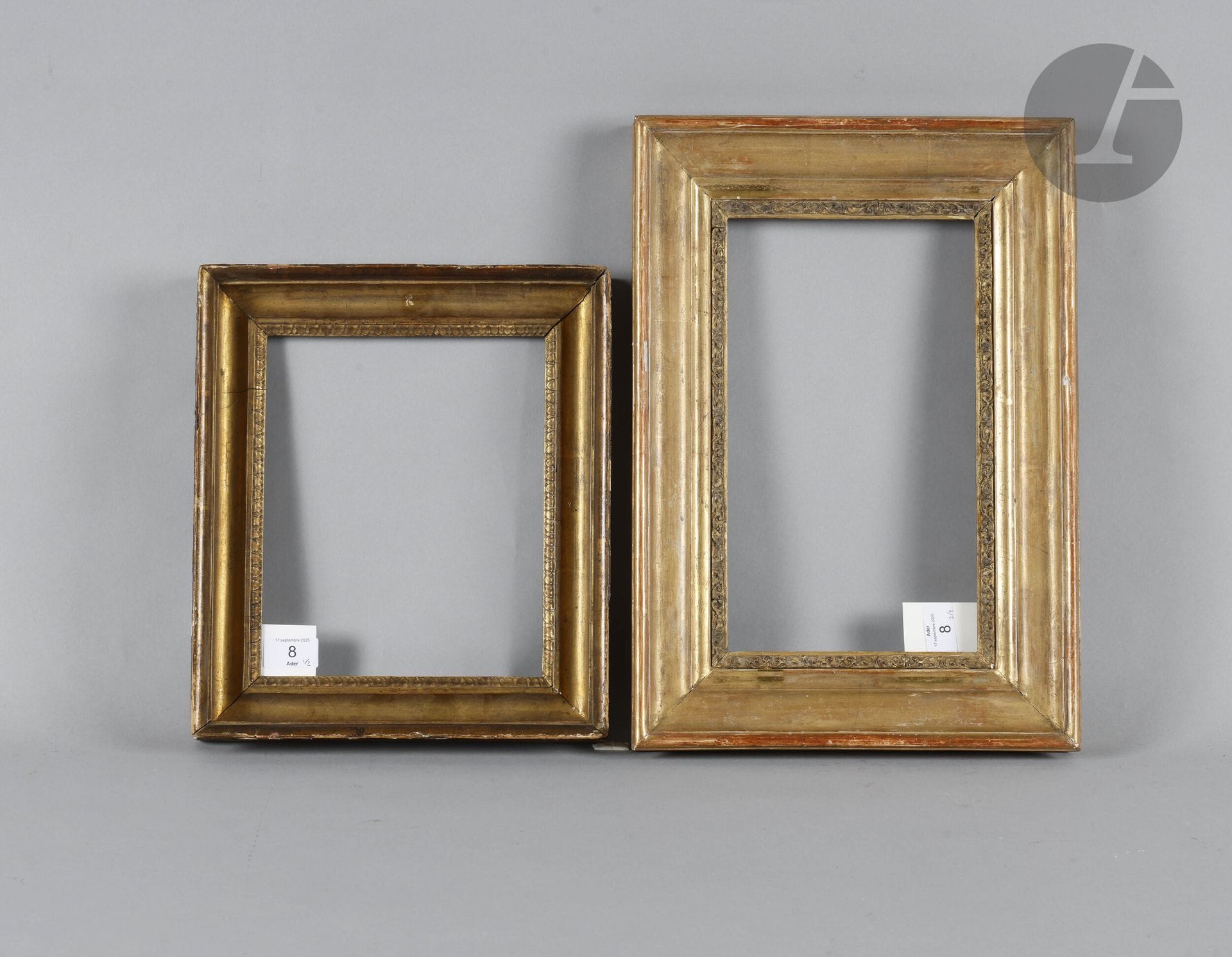 Cadre en bois mouluré et stuc doré à décor de rais-de-cœur à la vue. Angleterre, début du XIXe siècle. 19,9 x 24,3 cm - Profil : 5,2 cm (3F). On joint un cadre en bois mouluré et stuc doré. Époque Louis-Philippe (usures). 17,6 x 31 cm - Profil : 6,7 cm (4M)
