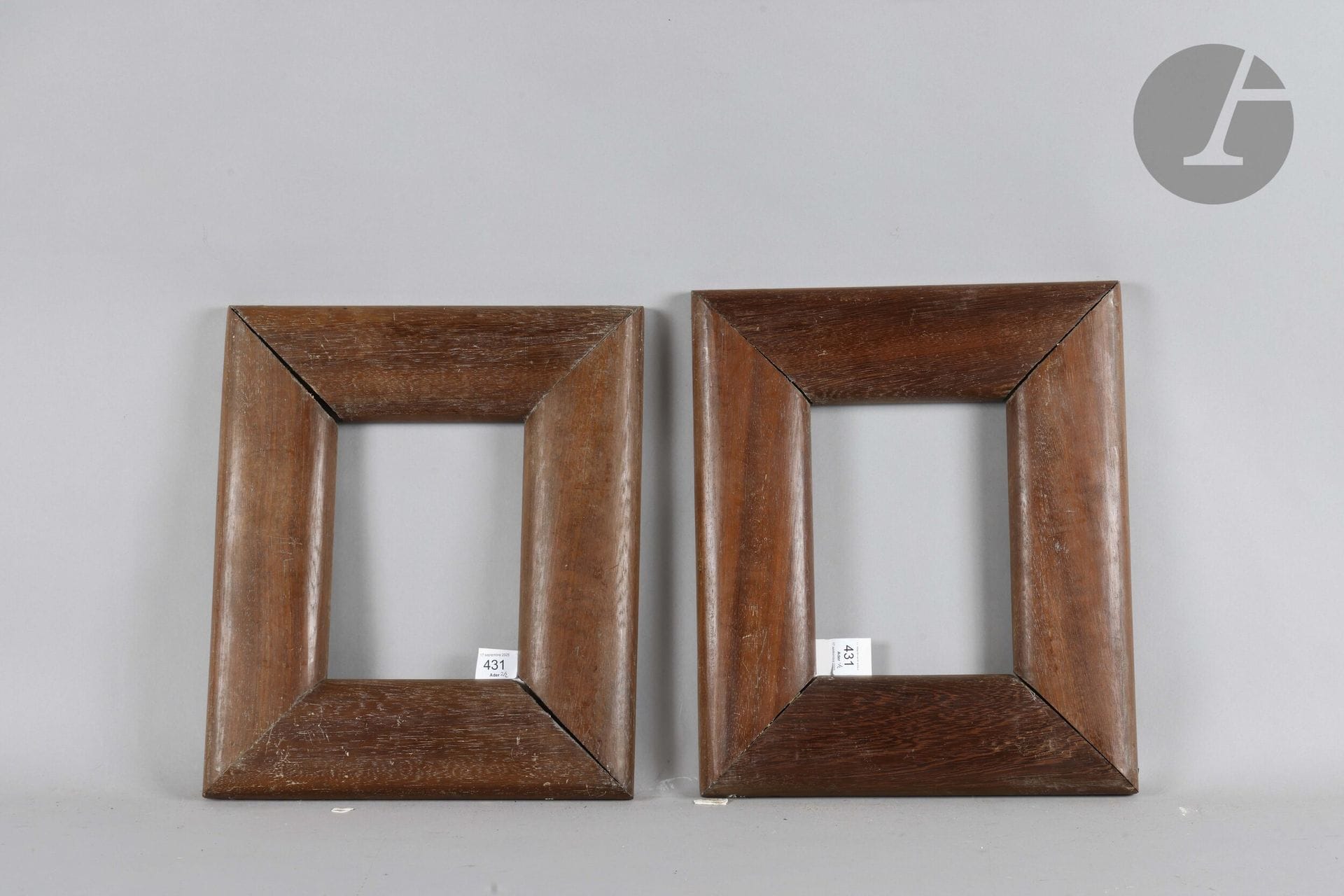 Pair of molded exotic wood frames. Circa 1920. 15.5 x 20.3 cm - Profile: 9.8 cm (1F) and 16.1 x 22.5 cm (2F)