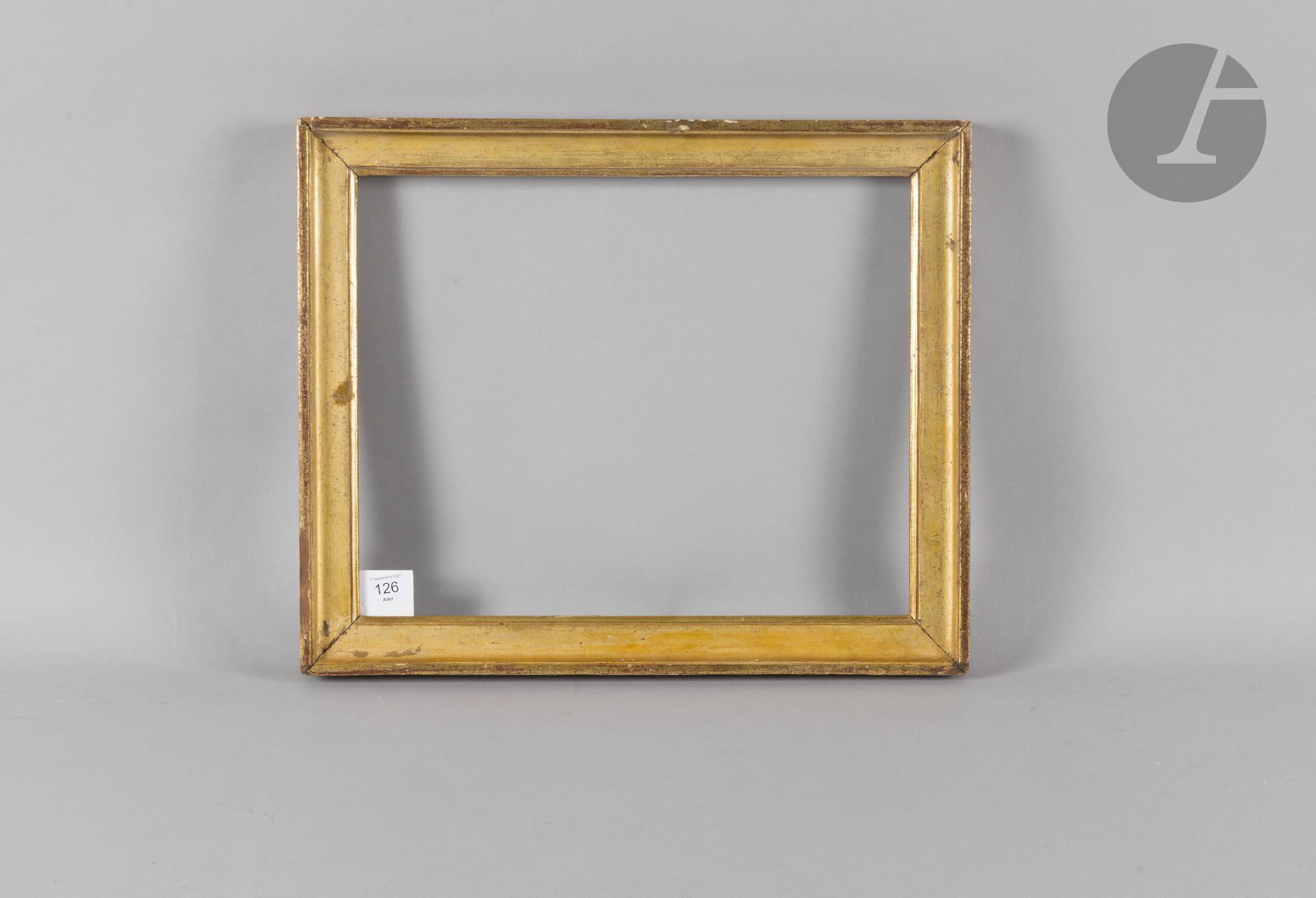 Gorge en bois mouluré et doré à décor de rais-de-cœur en stuc à la vue. XVIIIe siècle (petits accidents). 33,5 x 42 cm - Profil : 4,4 cm
