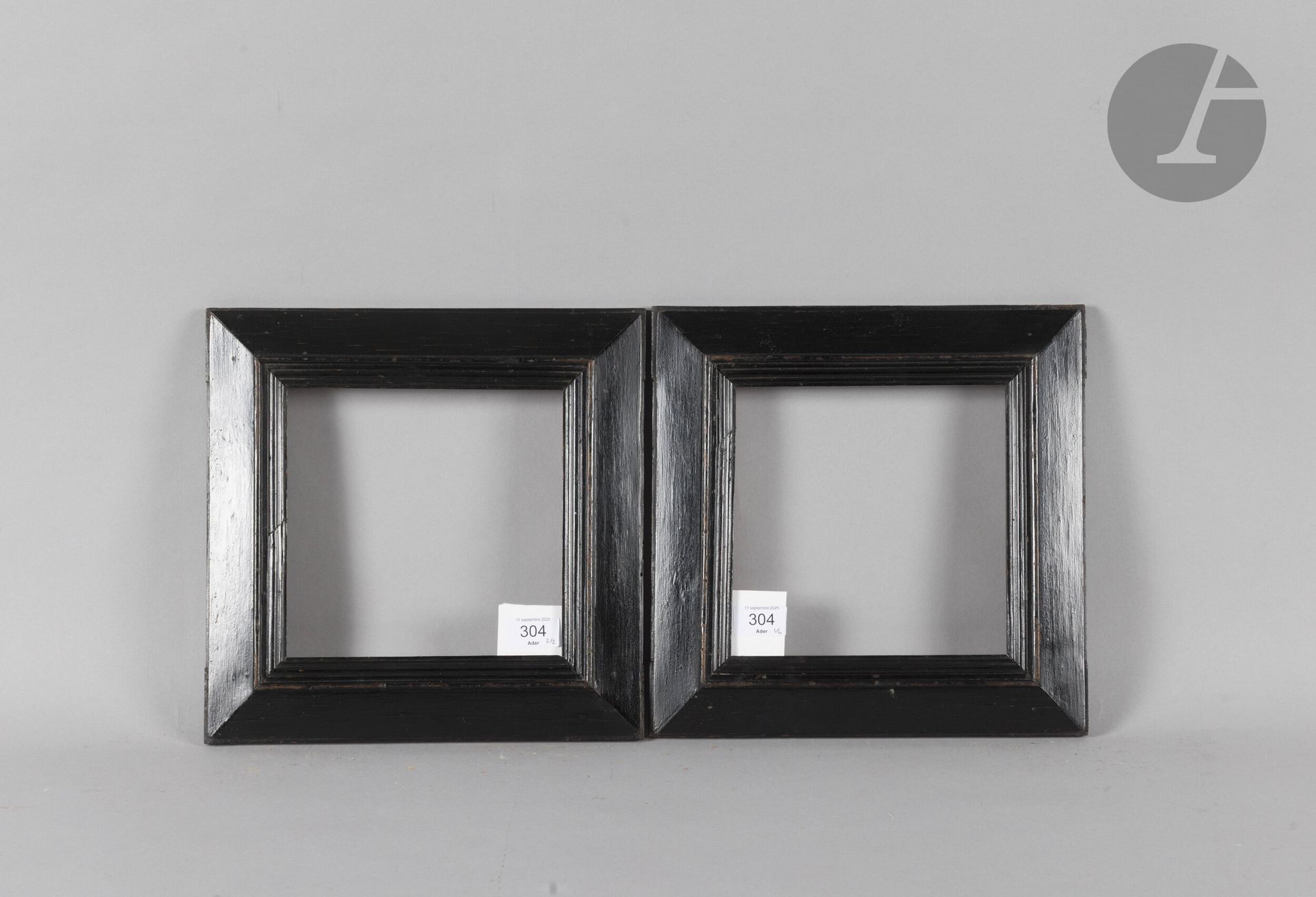 Pair of molded and blackened wood frames. 19th century. 19.1 x 19.5 cm - Profile: 5.5 cm