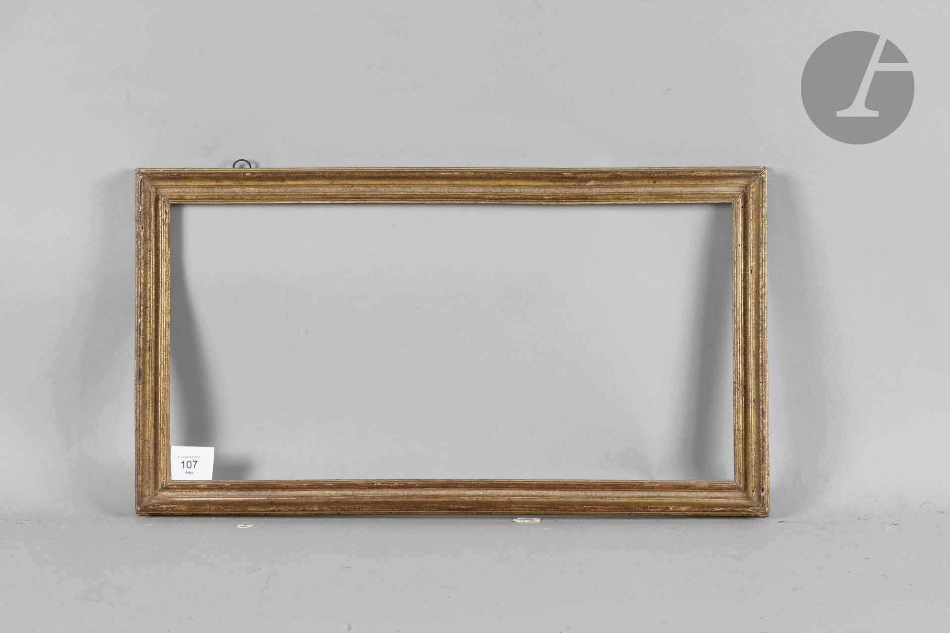Baguette en chêne mouluré et doré. Époque Louis XV (piqures). 29,7 x 60,3 cm - Profil : 4 cm