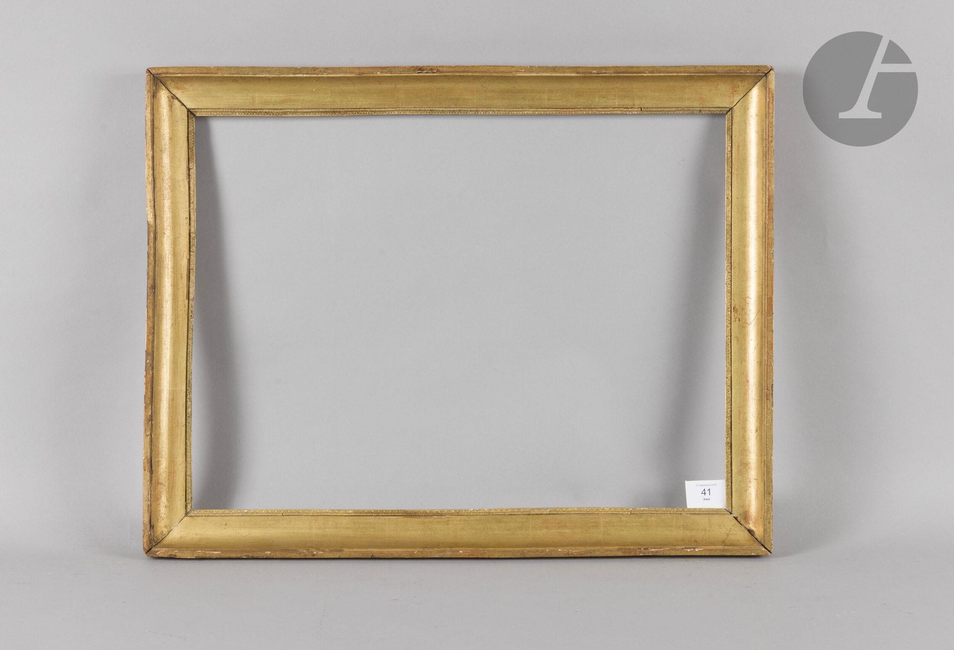Gorge en bois mouluré et doré, rais de cœur en stuc à la vue. Début du XIXe siècle (accidents et restaurations). 46,2 x 62,3 cm - Profil : 5,1 cm (25M)