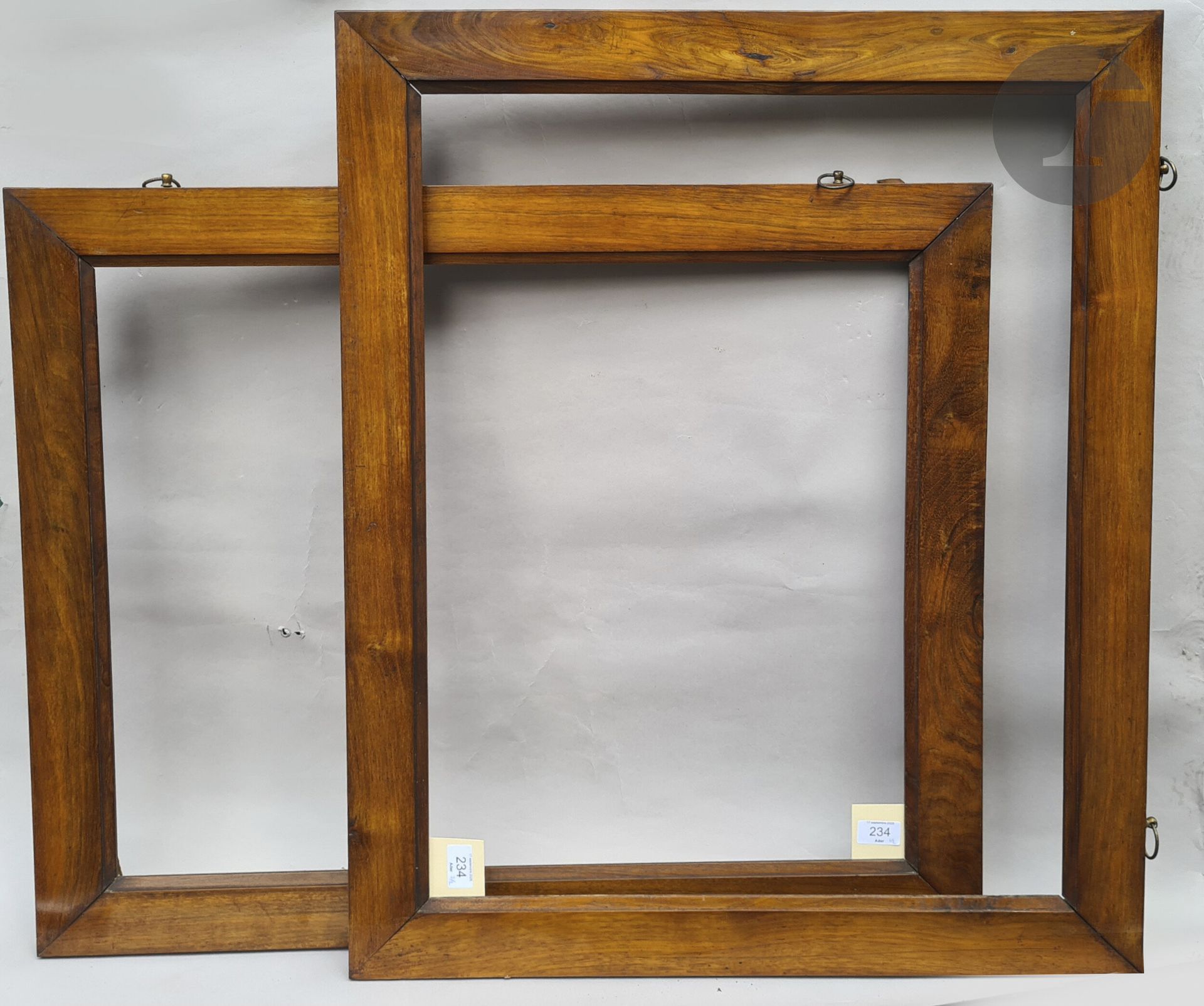 Pair of molded walnut frames. Italy, early 19th century. 53.7 x 68.8 cm - Profile: 6.8 cm (20P)