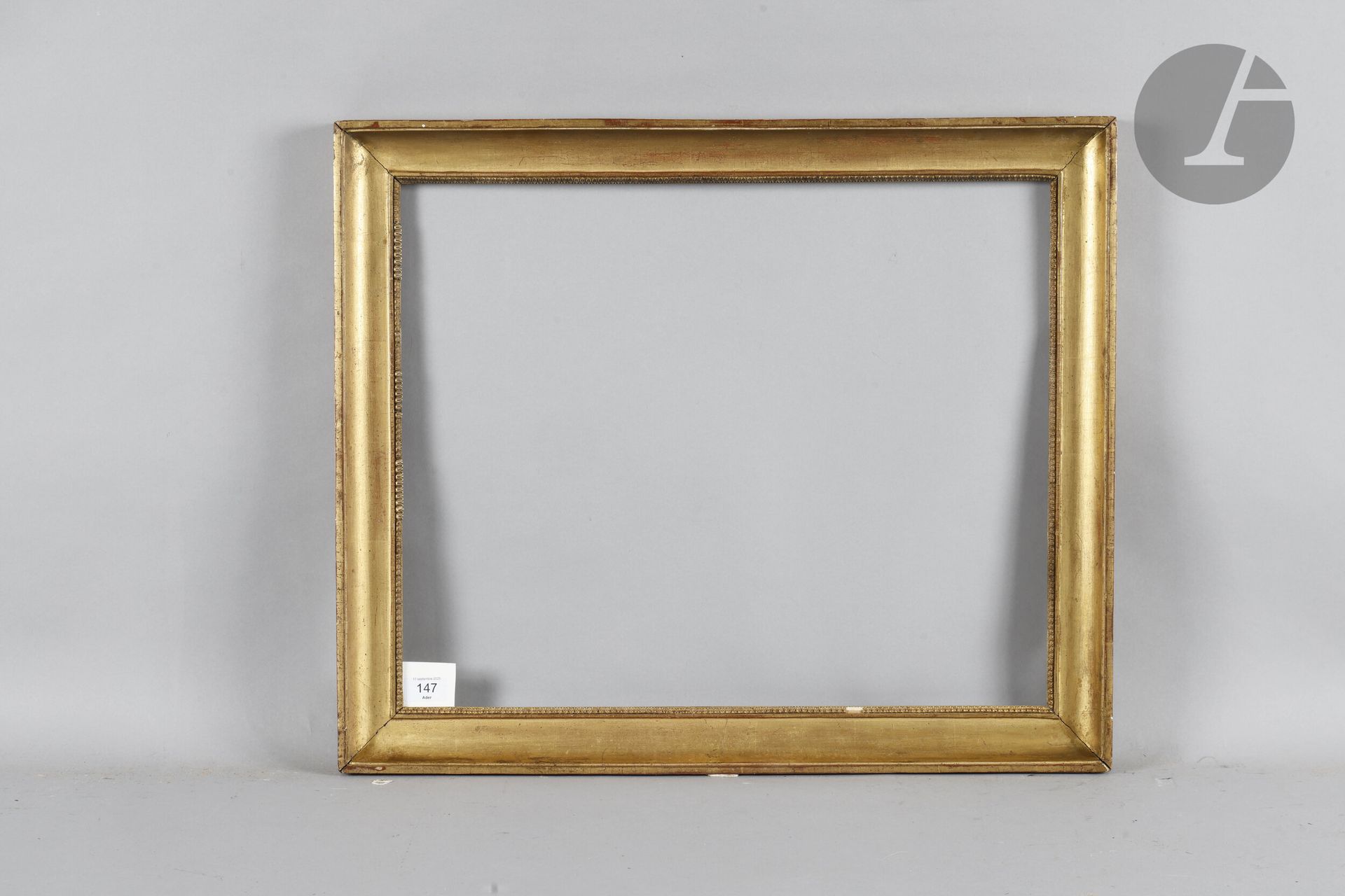 Gorge en bois mouluré et doré, rais-de-cœur en stuc à la vue. XIXe siècle. 46,2 x 57 cm - Profil : 5,4 cm (12F)