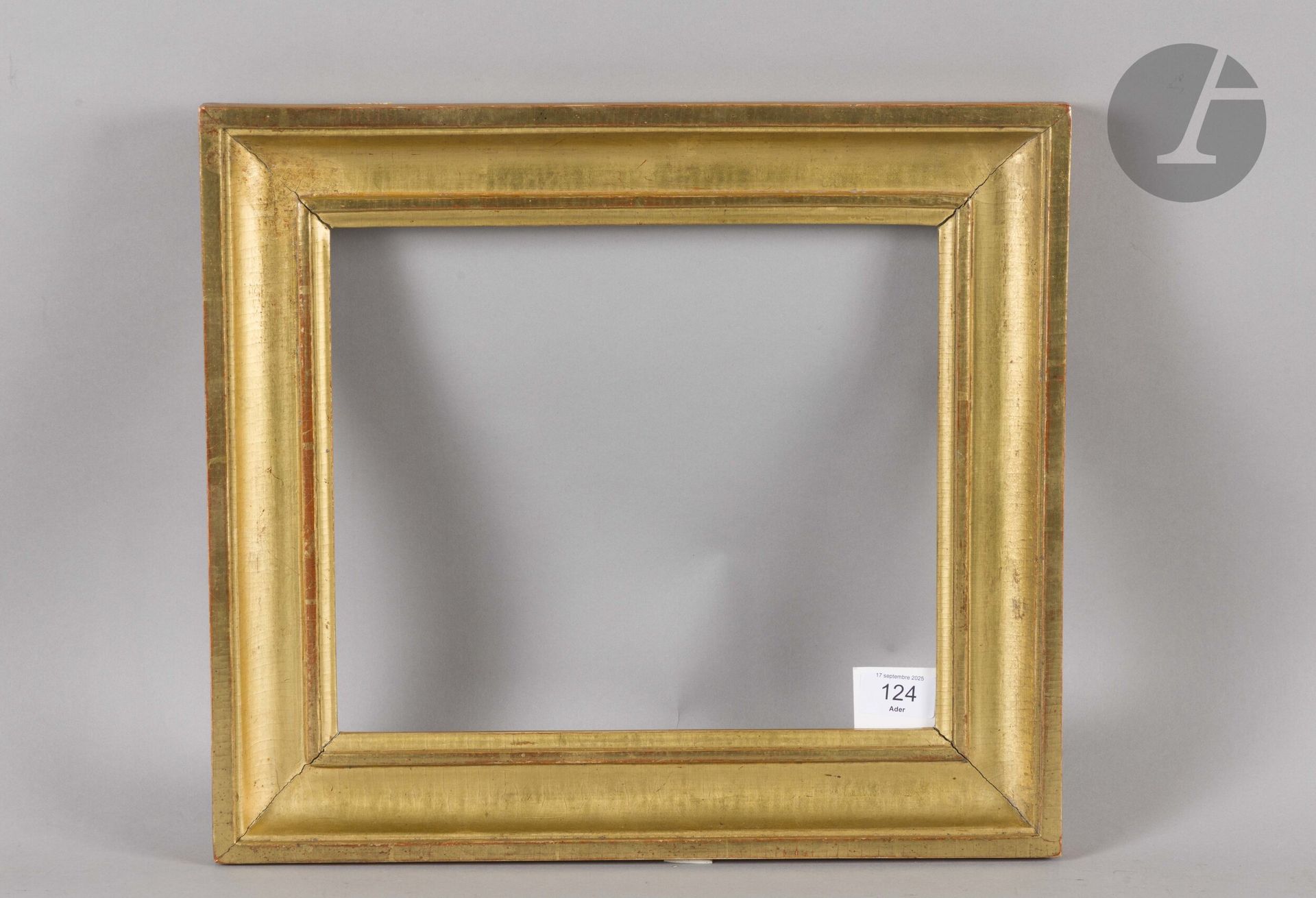 Gorge en bois mouluré et doré. Fin du XVIIIe siècle (belle dorure craquelée). 25,5 x 30,1 cm - Profil : 6 cm